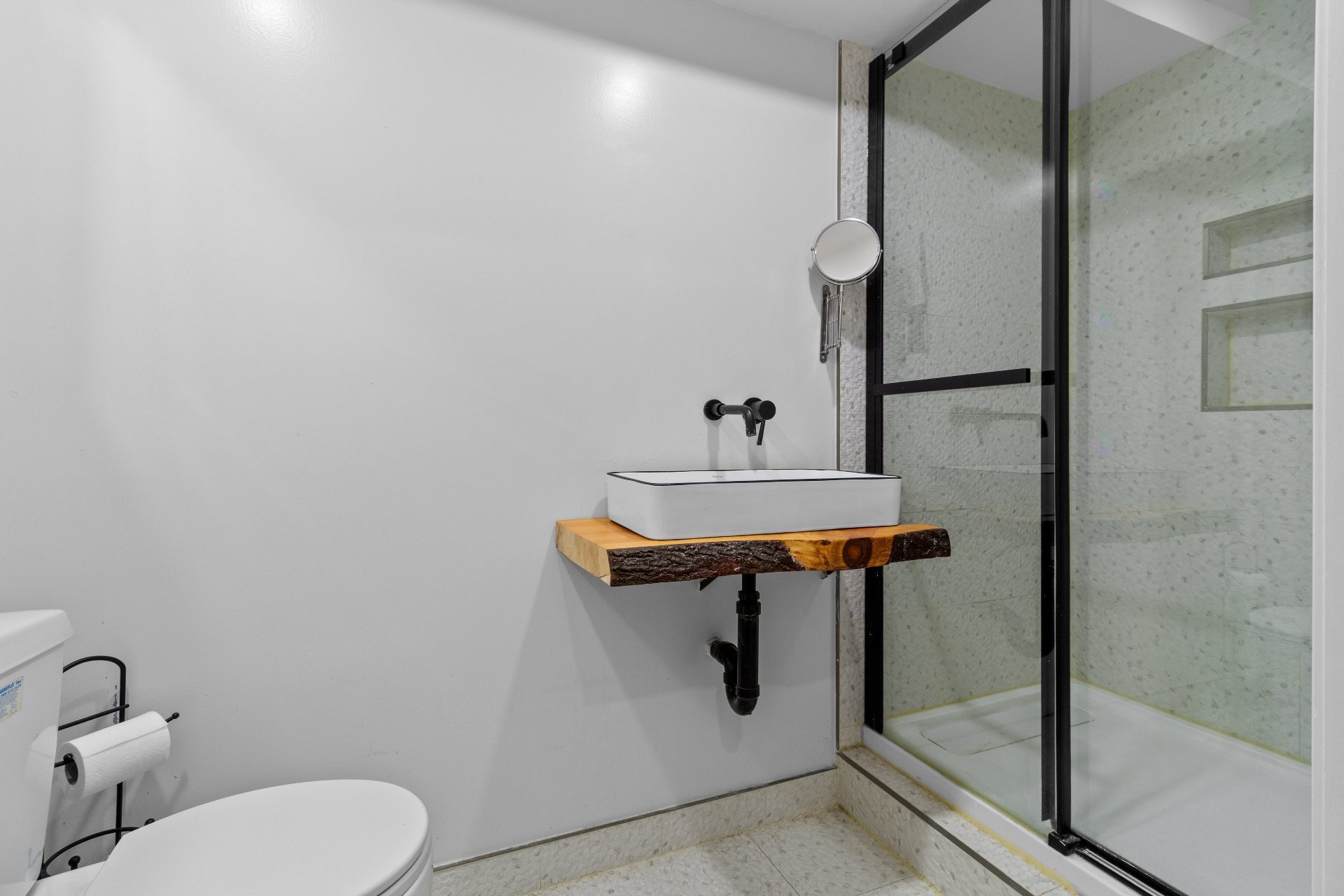 









6365


Av. des Érables

,
Montréal (Rosemont/La Petite-Patrie),




QC
H2G2M7

