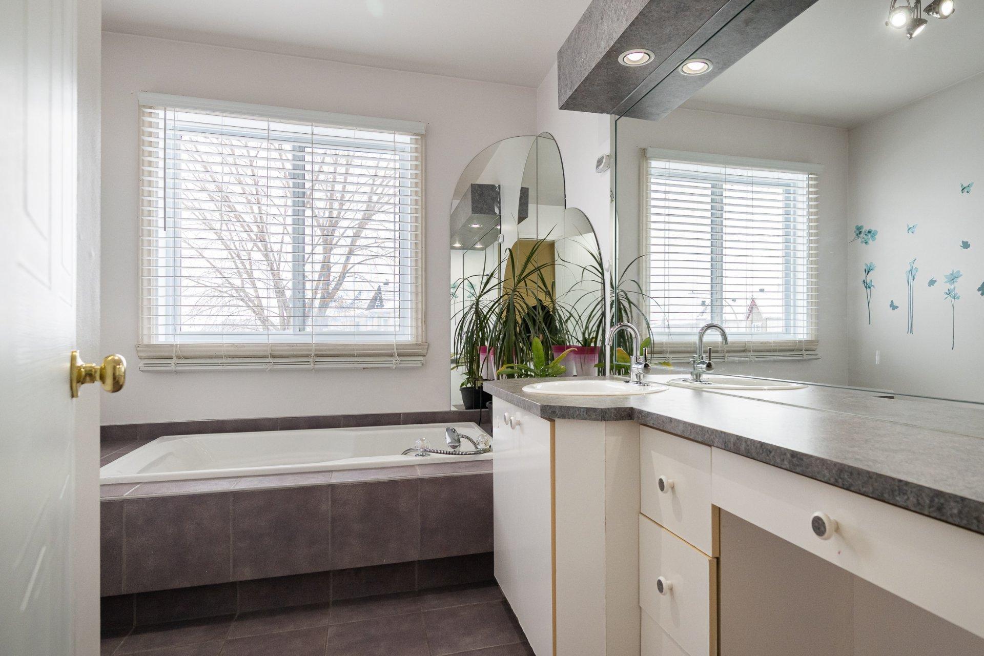 









4732


Rue Guénette

,
Laval (Chomedey),




QC
H7T2V1

