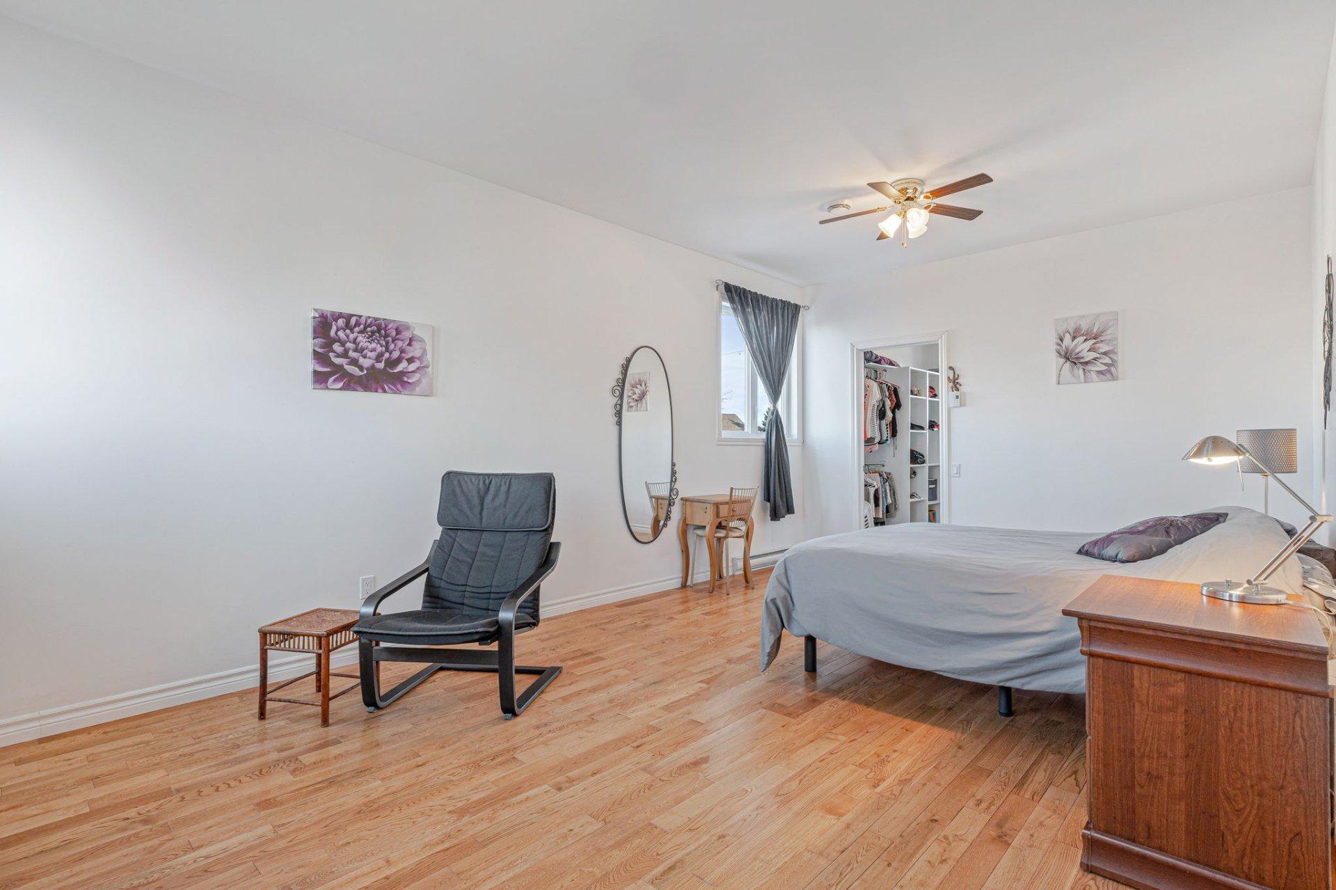 









2141


Rue Borduas

,
Sainte-Julie,




QC
J3E2H4

