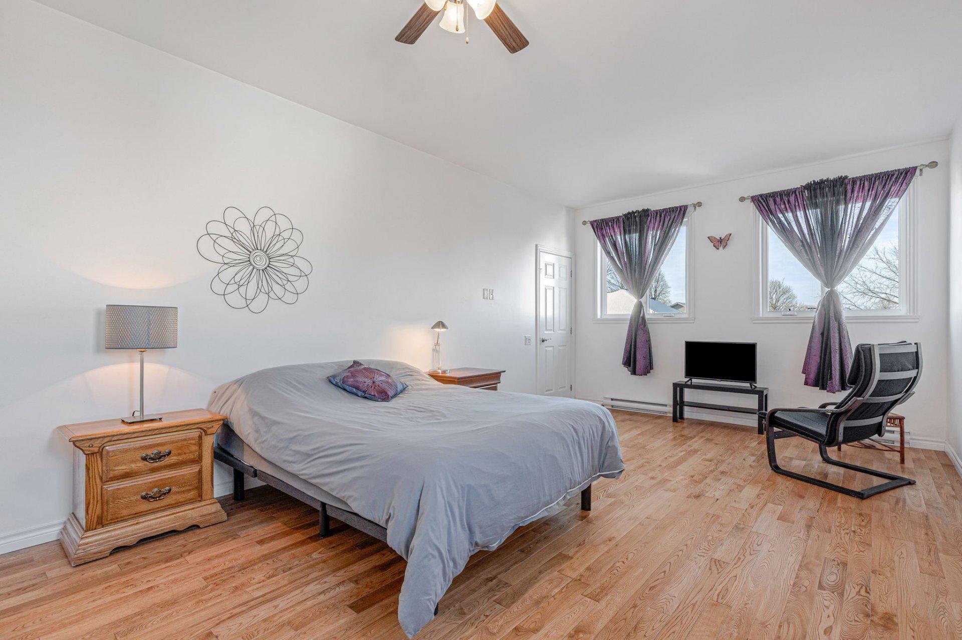 









2141


Rue Borduas

,
Sainte-Julie,




QC
J3E2H4

