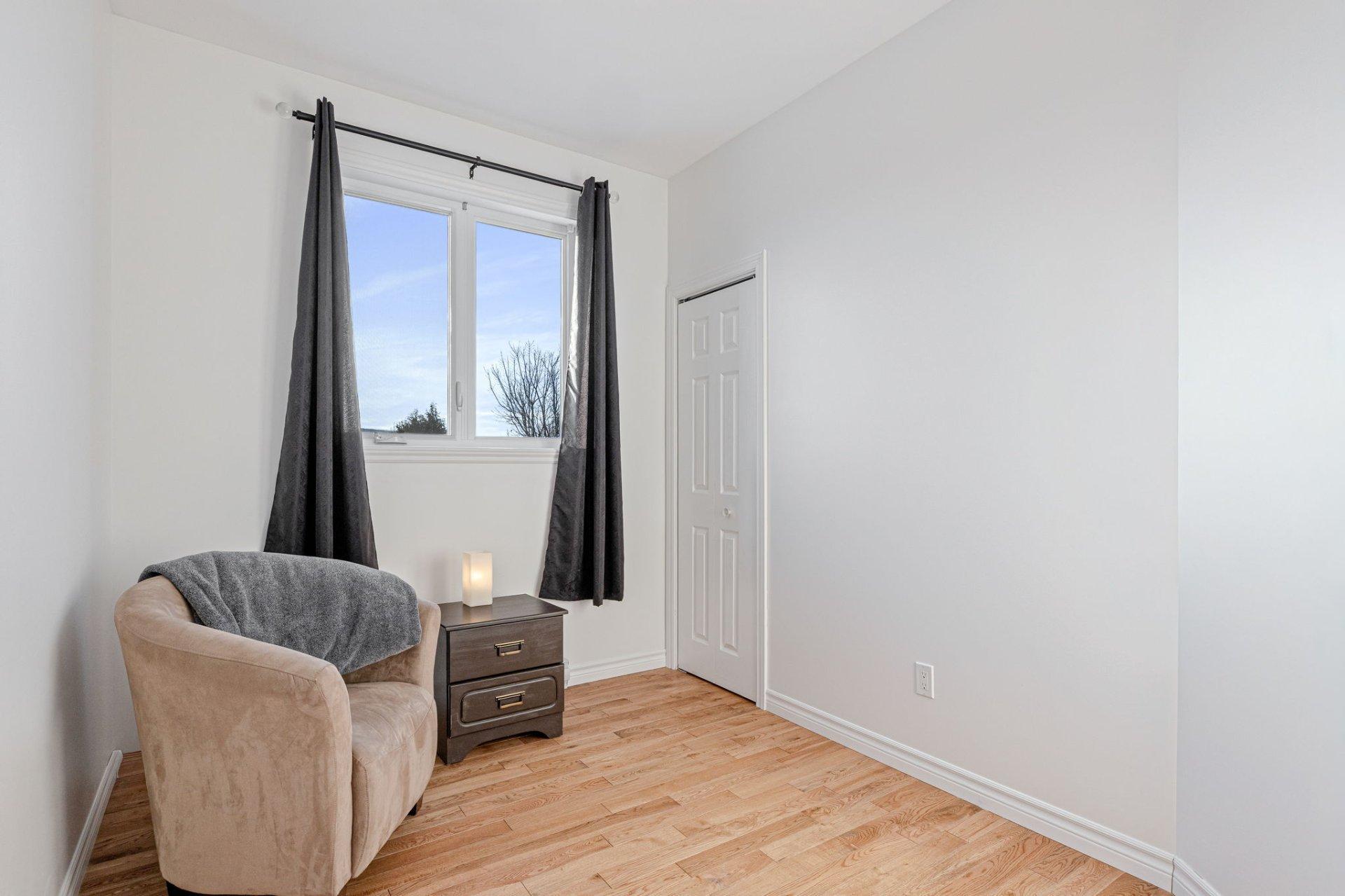 









2141


Rue Borduas

,
Sainte-Julie,




QC
J3E2H4

