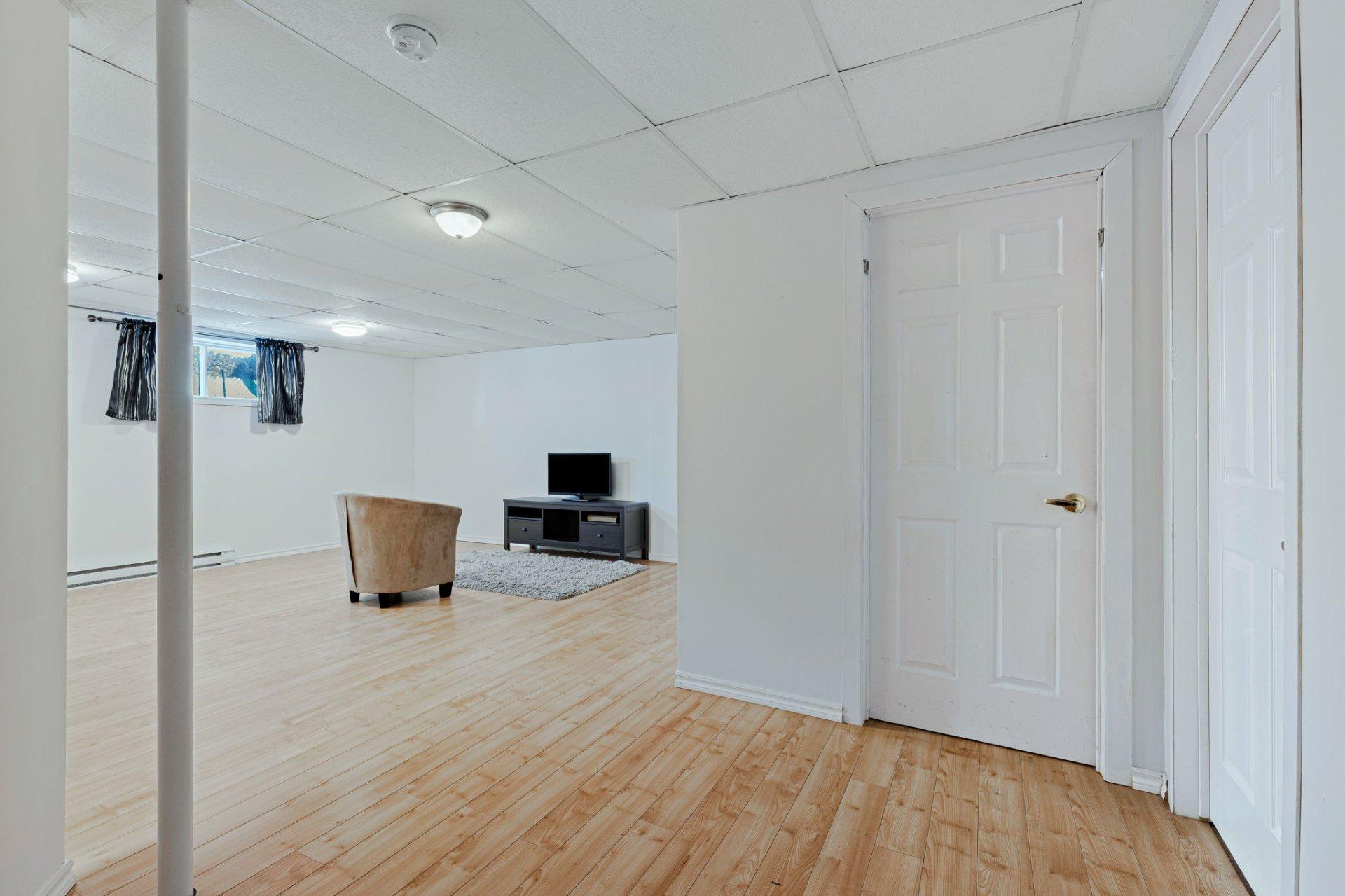 









2141


Rue Borduas

,
Sainte-Julie,




QC
J3E2H4

