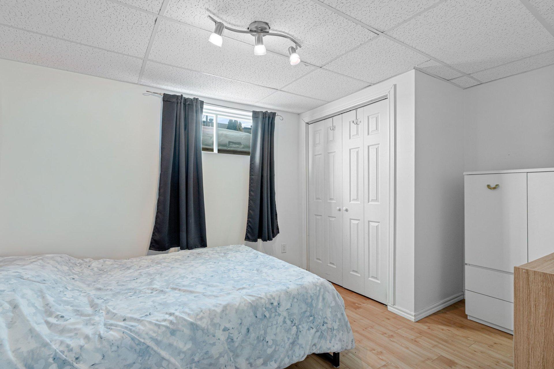 









2141


Rue Borduas

,
Sainte-Julie,




QC
J3E2H4

