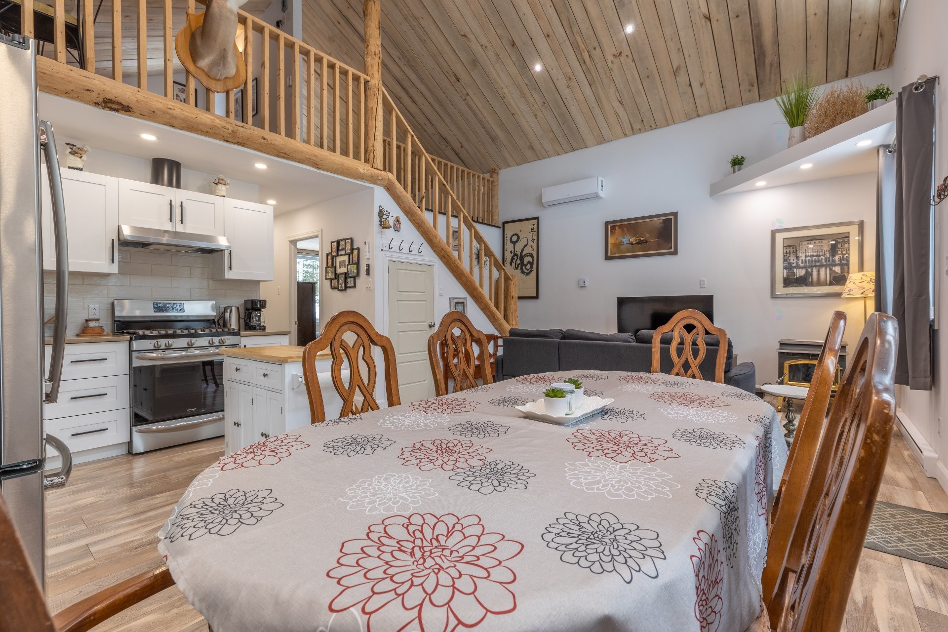 









100


Ch. du Domaine

,
Saint-Michel-des-Saints,




QC
J0K3B0

