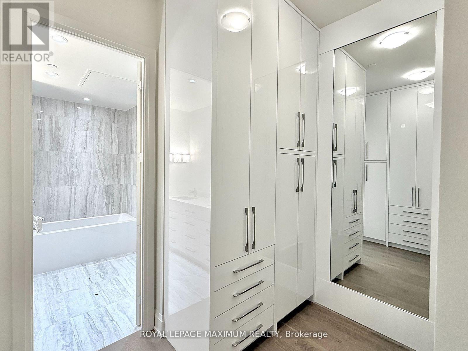 












PH 212 - 9000 JANE STREET

,
Vaughan,




Ontario
L4K2M9

