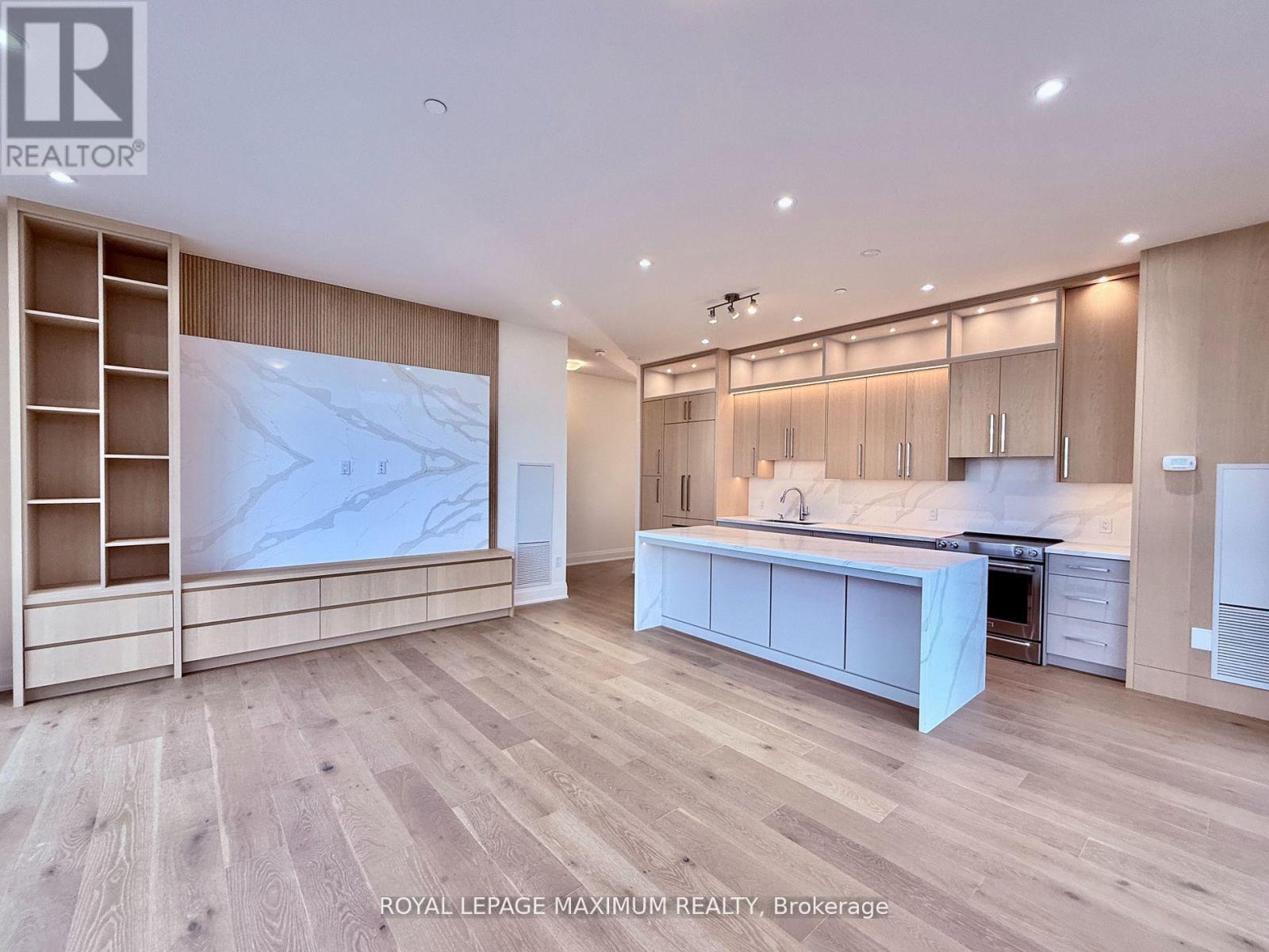 












PH 212 - 9000 JANE STREET

,
Vaughan,




Ontario
L4K2M9

