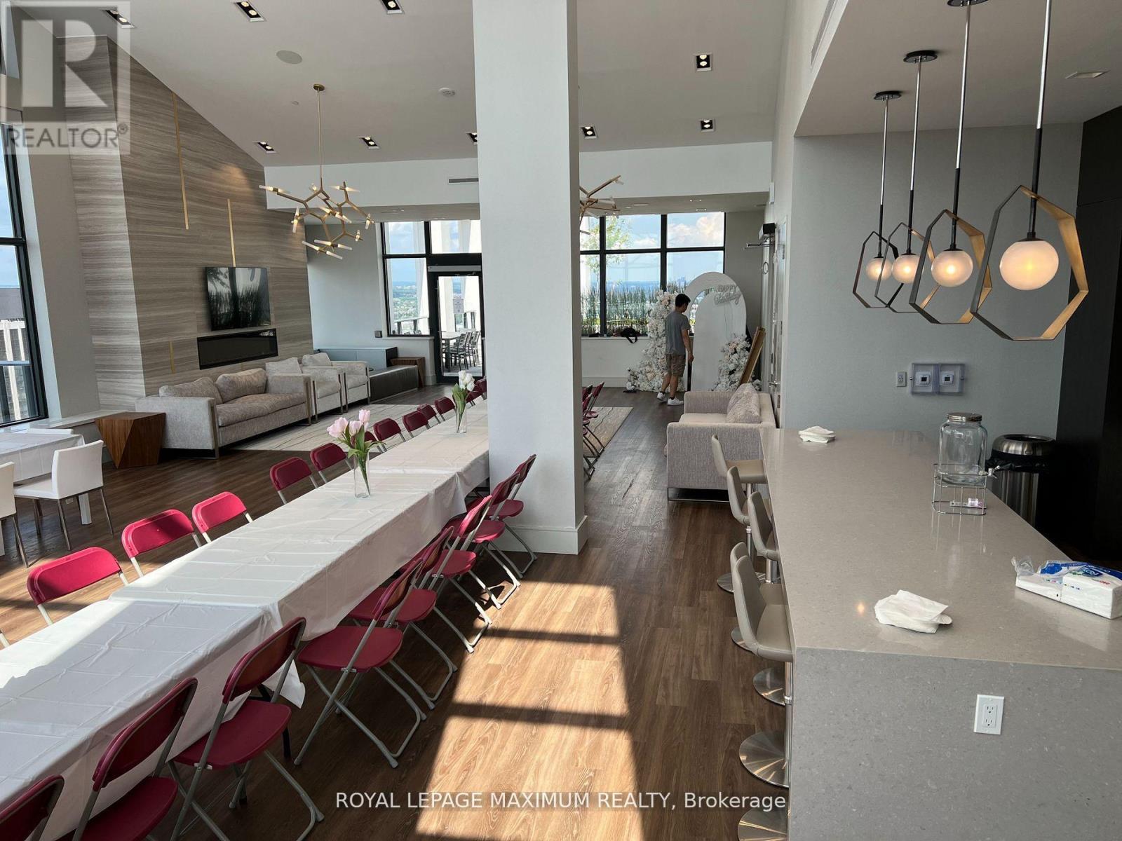 












PH 212 - 9000 JANE STREET

,
Vaughan,




Ontario
L4K2M9

