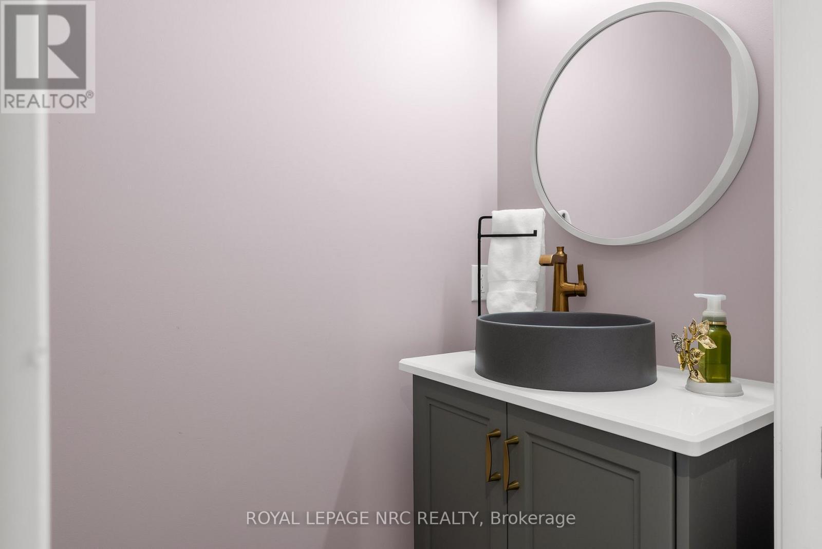 












8 HILDA STREET

,
Welland (N. Welland),




Ontario
L3C0H3

