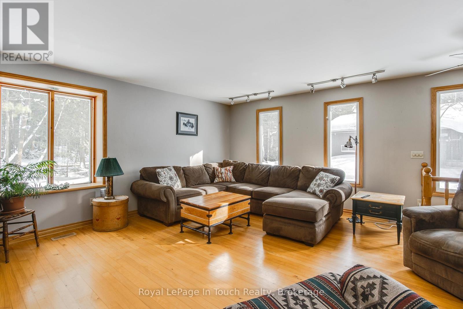 












2554 CHAMPLAIN ROAD

,
Tiny,




Ontario
L9M0C3

