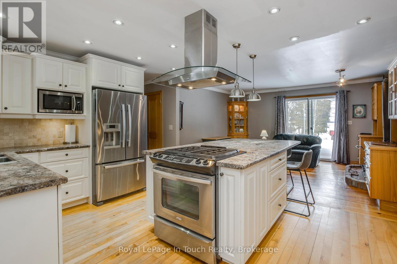












2554 CHAMPLAIN ROAD

,
Tiny,




Ontario
L9M0C3

