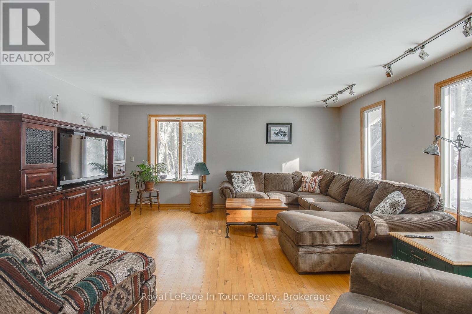 












2554 CHAMPLAIN ROAD

,
Tiny,




Ontario
L9M0C3

