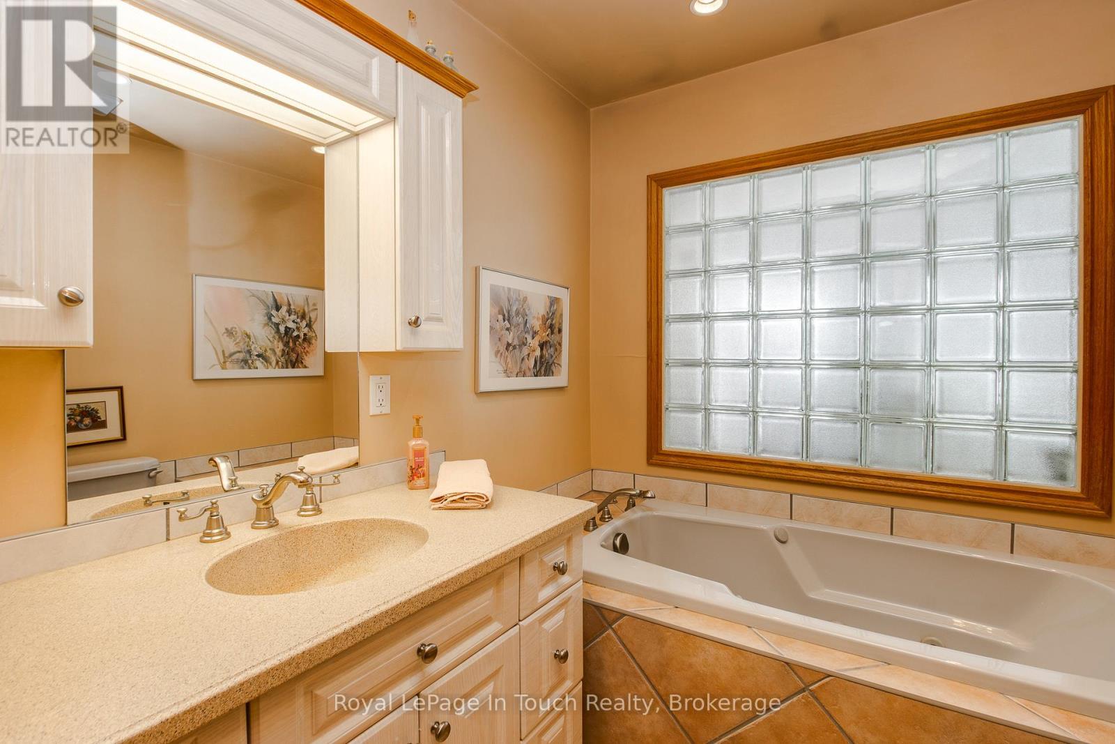 












2554 CHAMPLAIN ROAD

,
Tiny,




Ontario
L9M0C3

