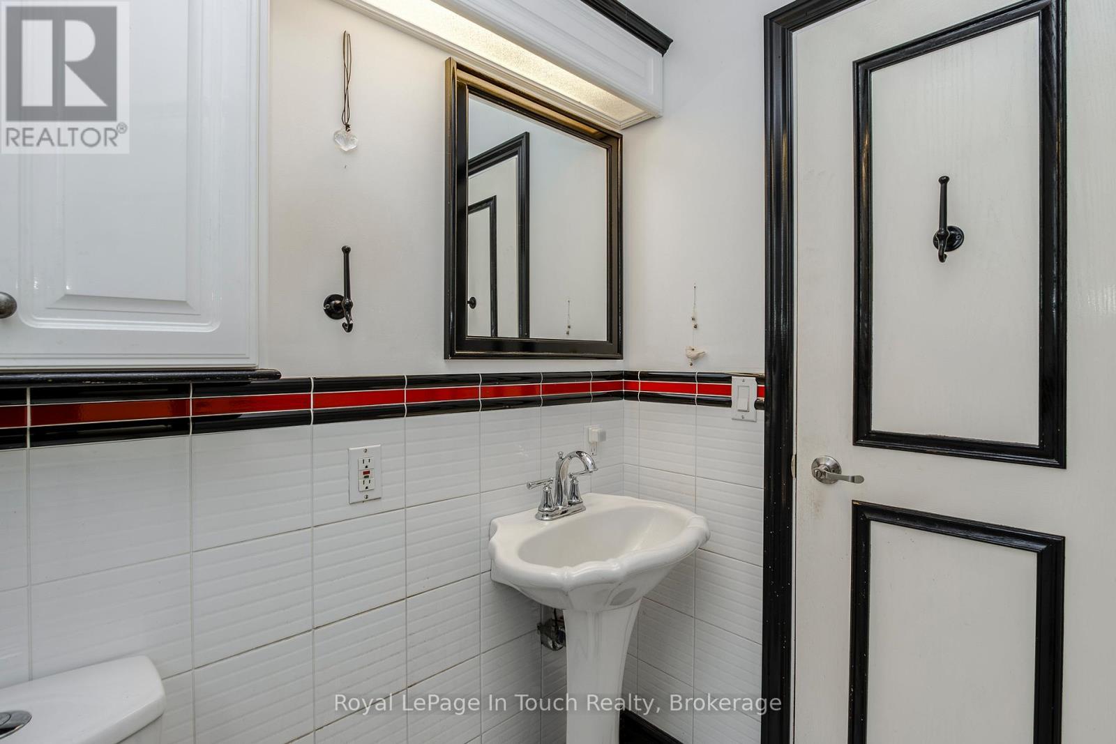












2554 CHAMPLAIN ROAD

,
Tiny,




Ontario
L9M0C3

