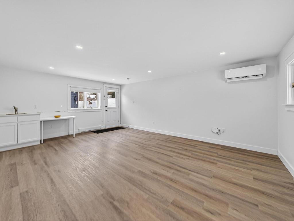 












15 Sussex Street

,
Spryfield,




NS
B3R 1N8

