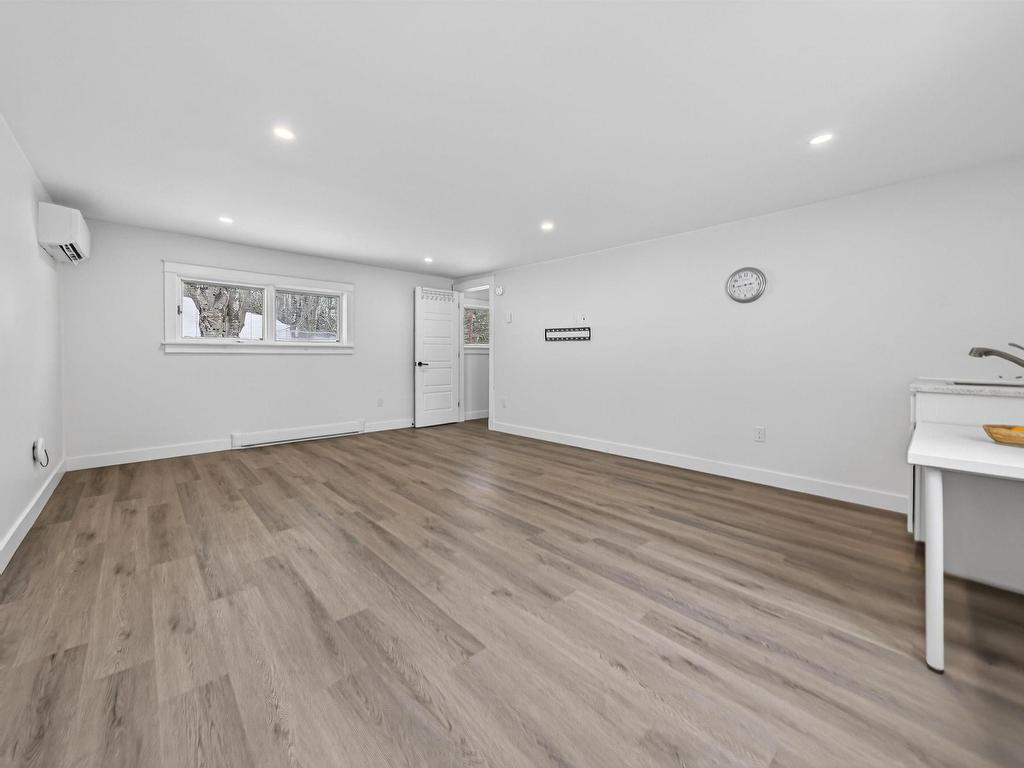 












15 Sussex Street

,
Spryfield,




NS
B3R 1N8

