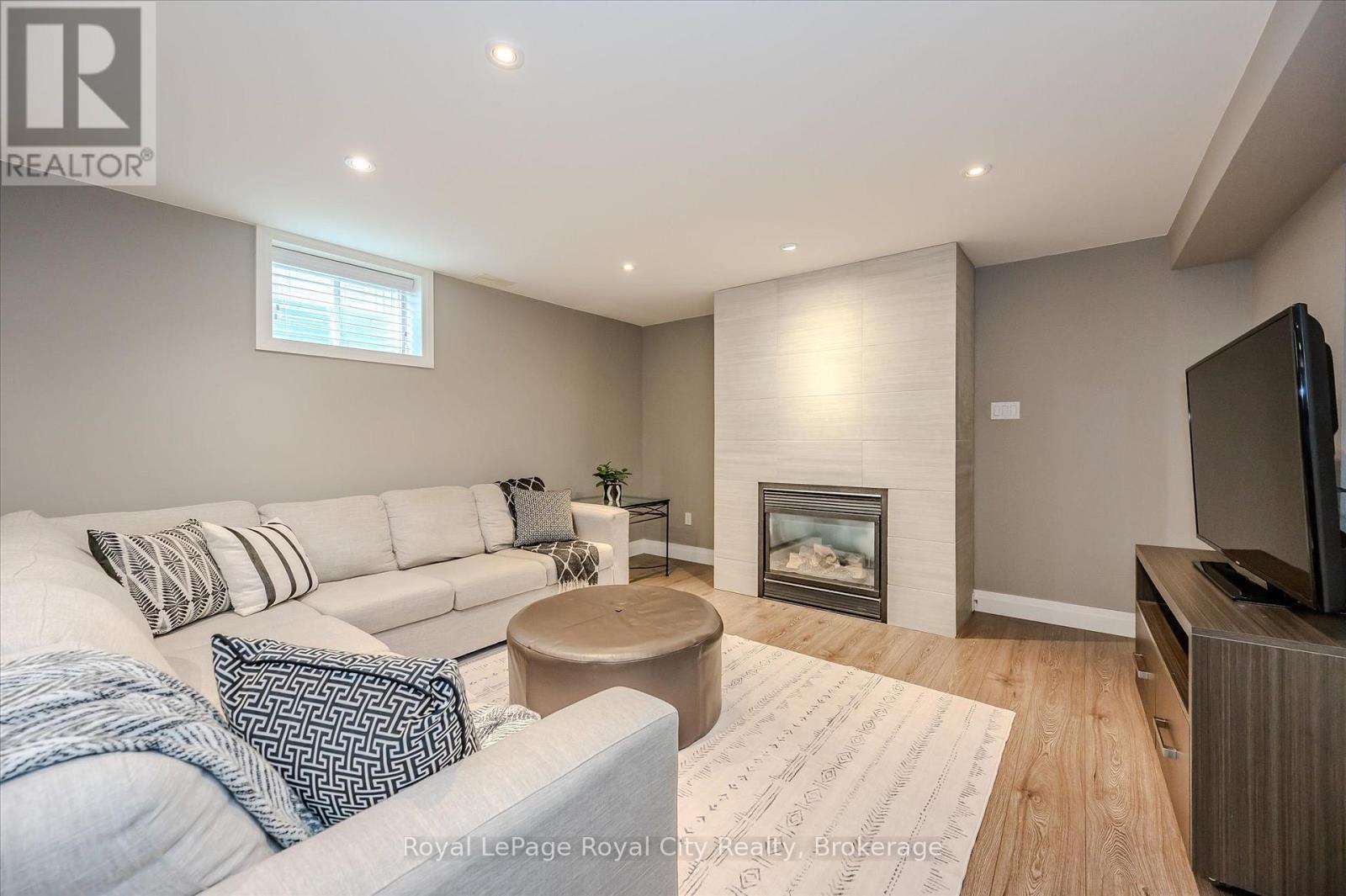 












16 HALL AVENUE

,
Guelph (Pineridge/Westminster Woods),




Ontario
N1L0B3

