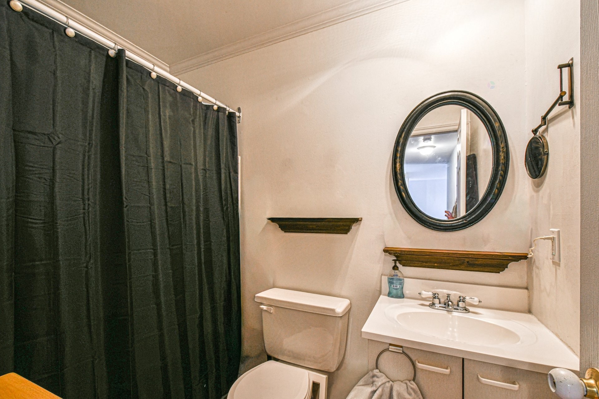 









90


Rue Desjardins

,
Sainte-Agathe-des-Monts,




QC
J8C2W9

