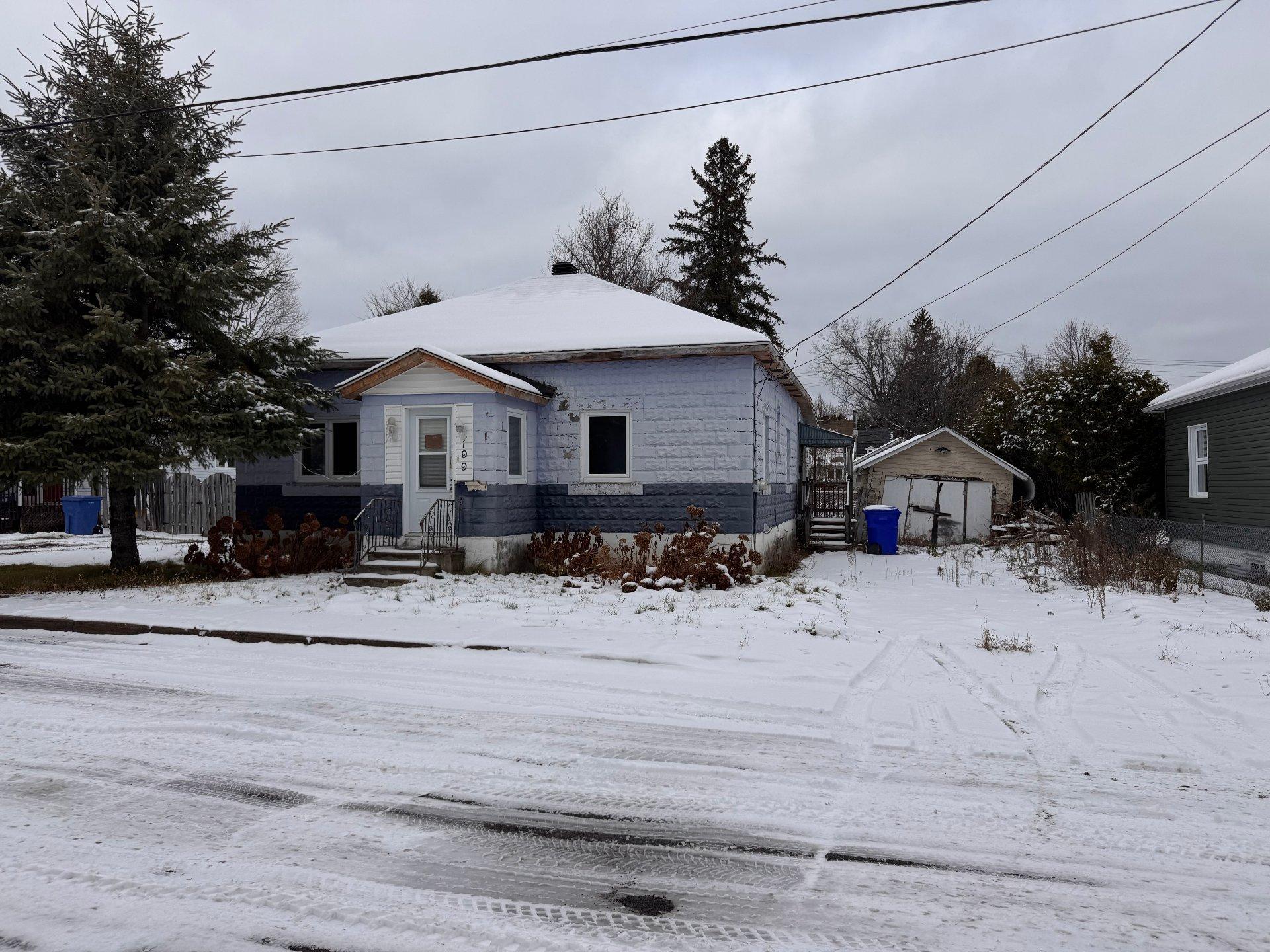 









199


Rue Louisa

,
Gatineau (Buckingham),




QC
J8L1L3

