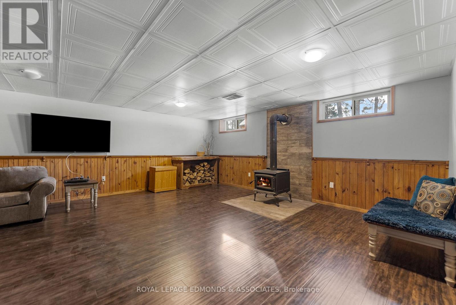 












125 BEAR TRAIL ROAD

,
Killaloe, Hagarty and Richards,




Ontario
K0J2A0

