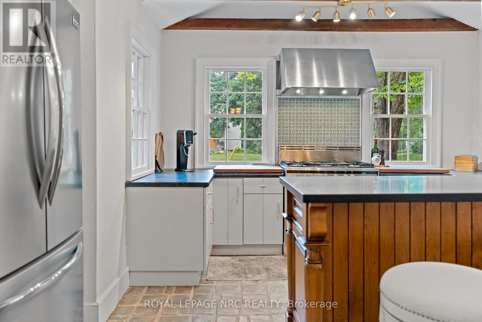 












307 MISSISSAGUA STREET

,
Niagara-on-the-Lake (Town),




Ontario
L0S1J0

