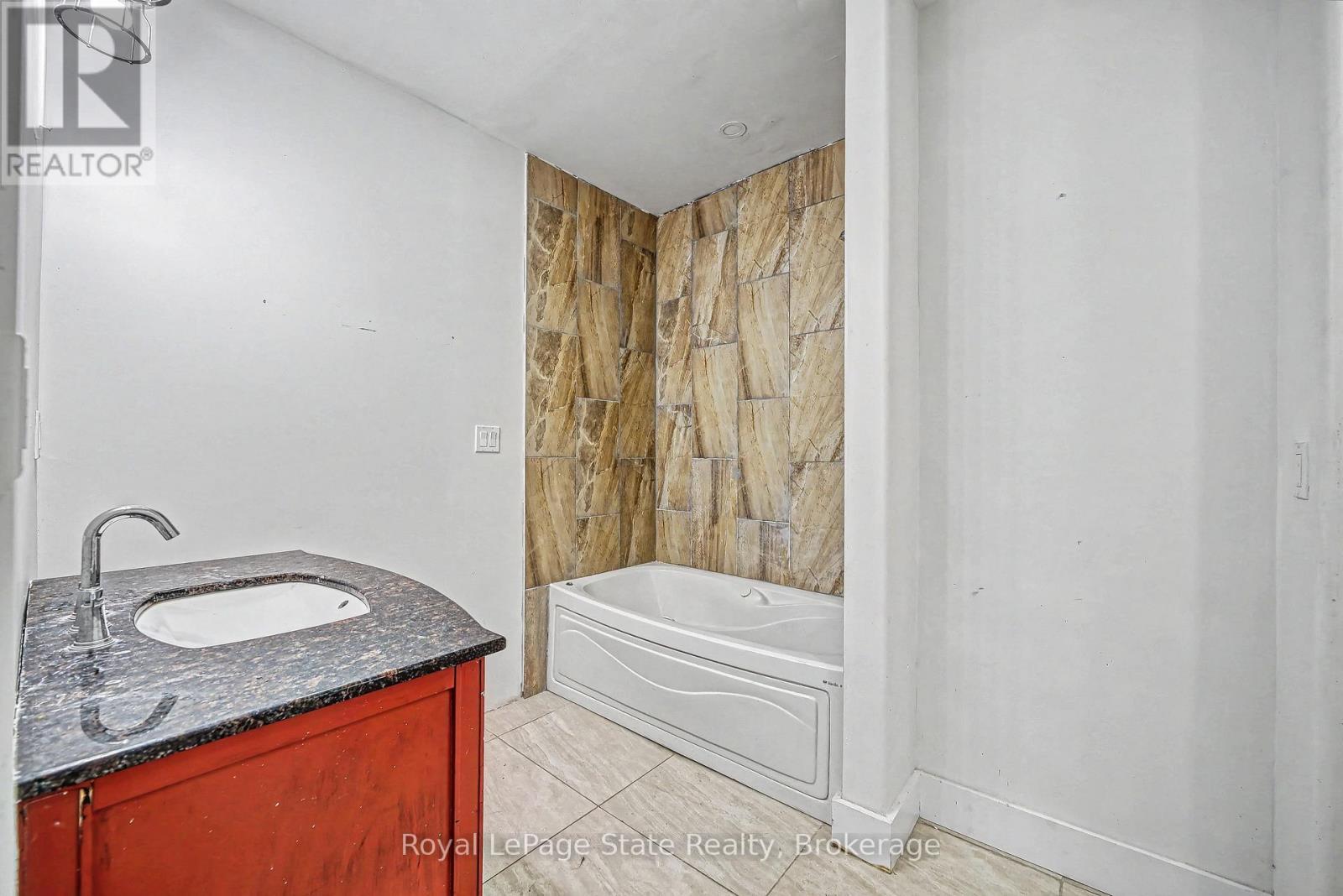 












36 RIVER STREET

,
Thorold (Port Robinson),




Ontario
L0S1K0

