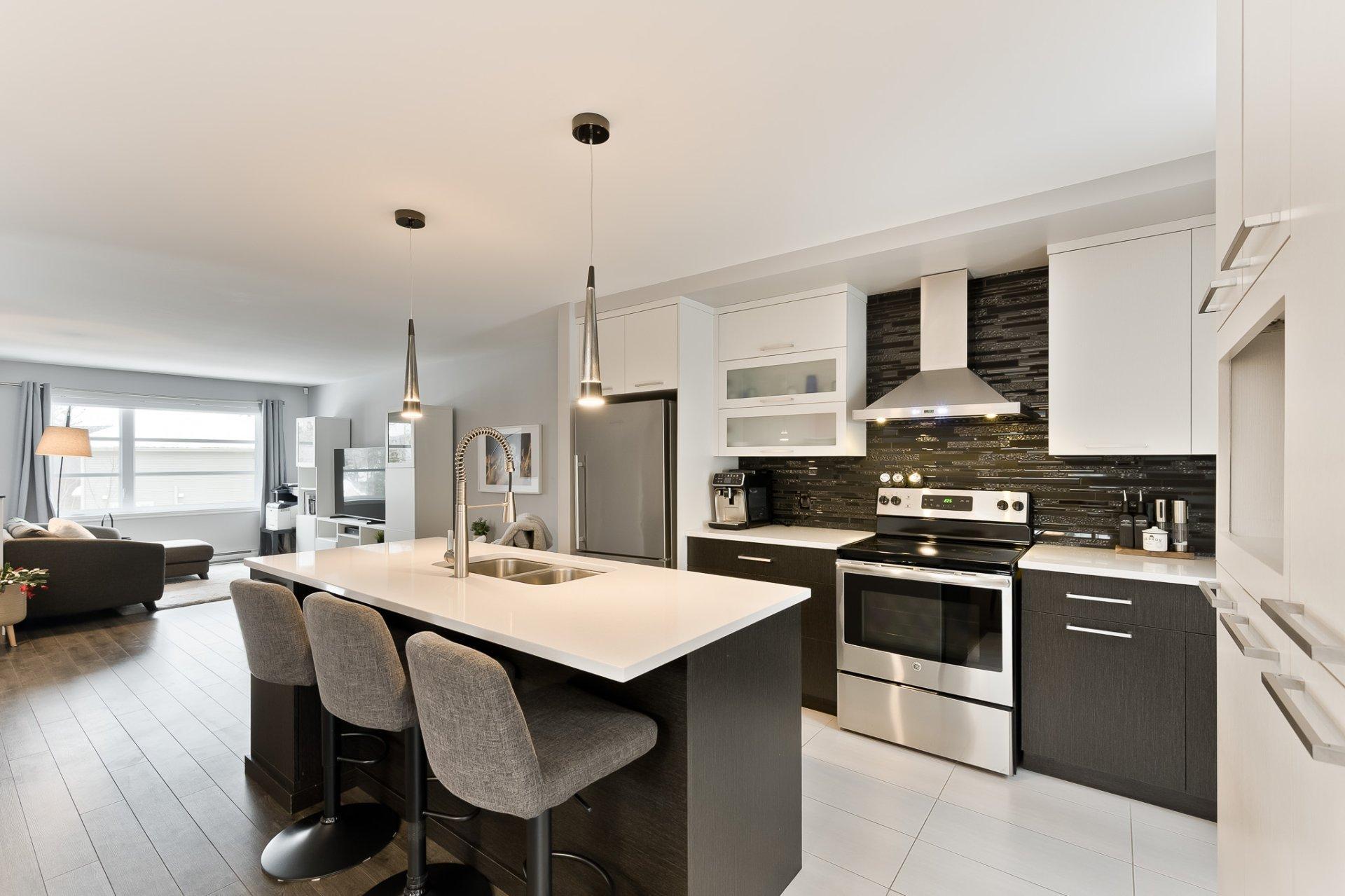 









1956


Rue du Chèvrefeuille

,
Sherbrooke (Fleurimont),




QC
J1E0J5

