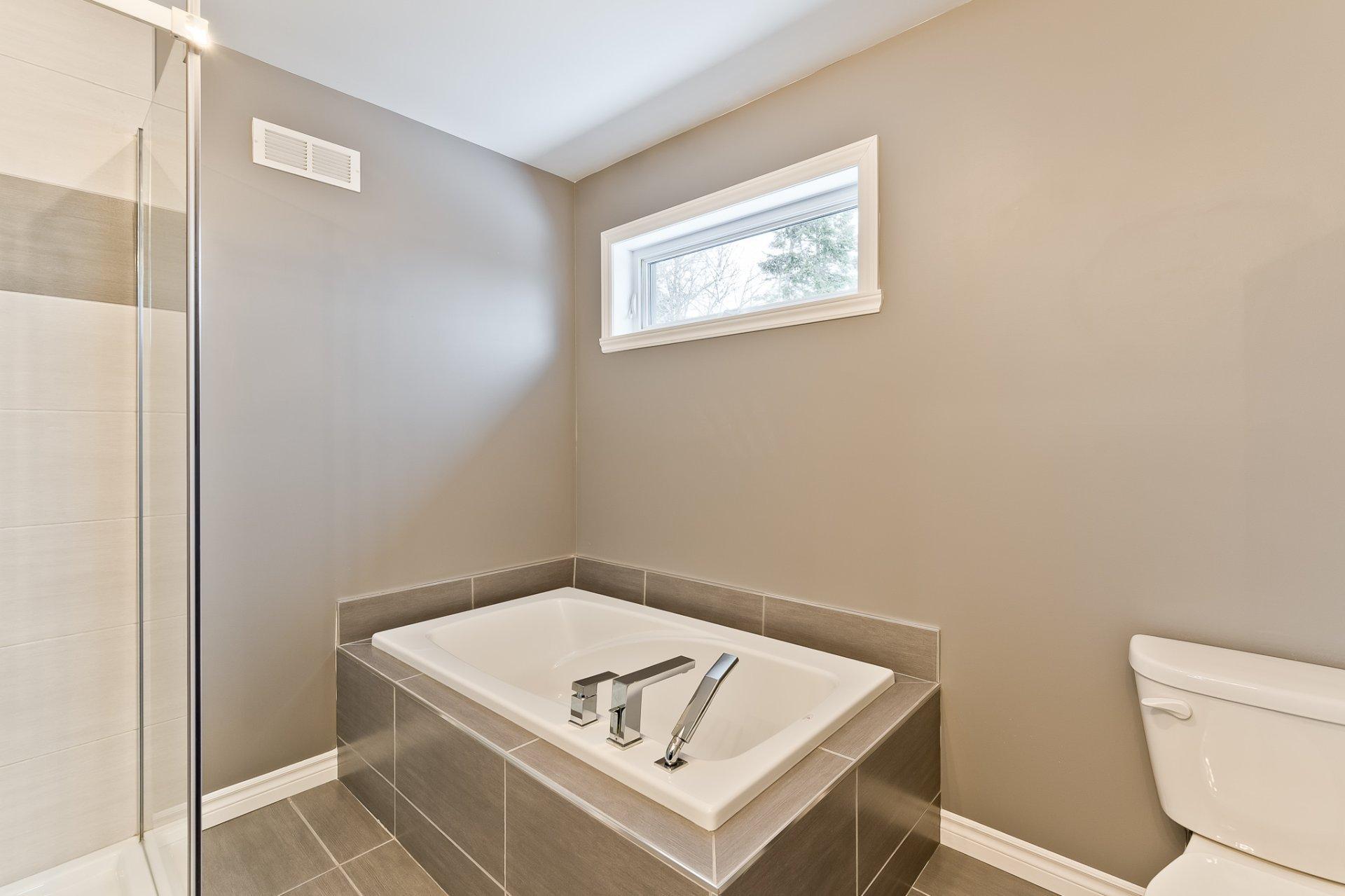 









1956


Rue du Chèvrefeuille

,
Sherbrooke (Fleurimont),




QC
J1E0J5

