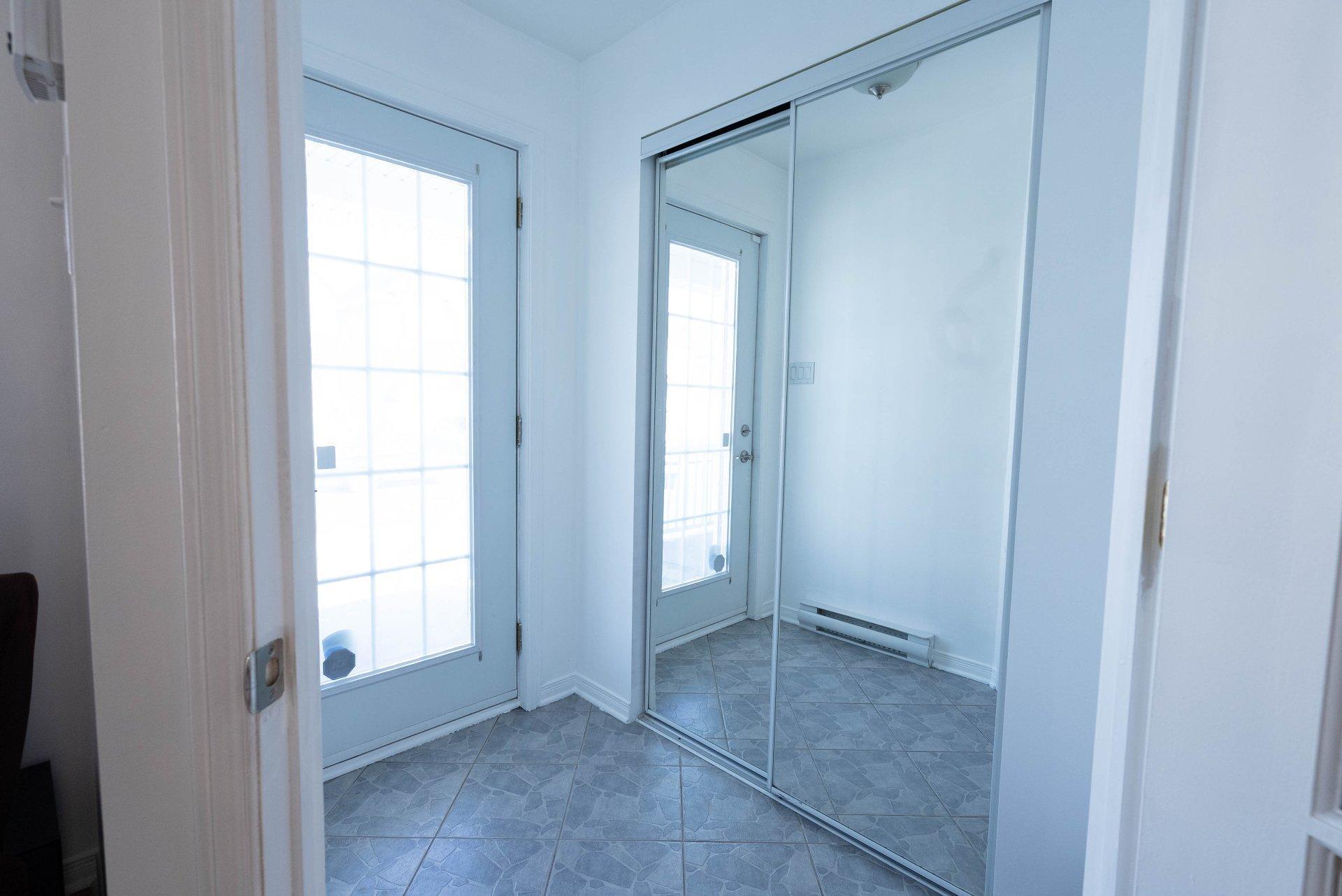 









933


Av. Marc-Aurèle-Fortin

,
Laval (Sainte-Rose),




QC
H7L6H7

