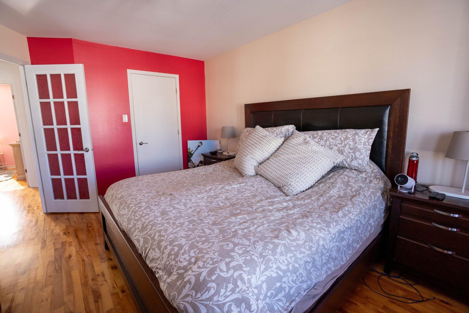 









933


Av. Marc-Aurèle-Fortin

,
Laval (Sainte-Rose),




QC
H7L6H7

