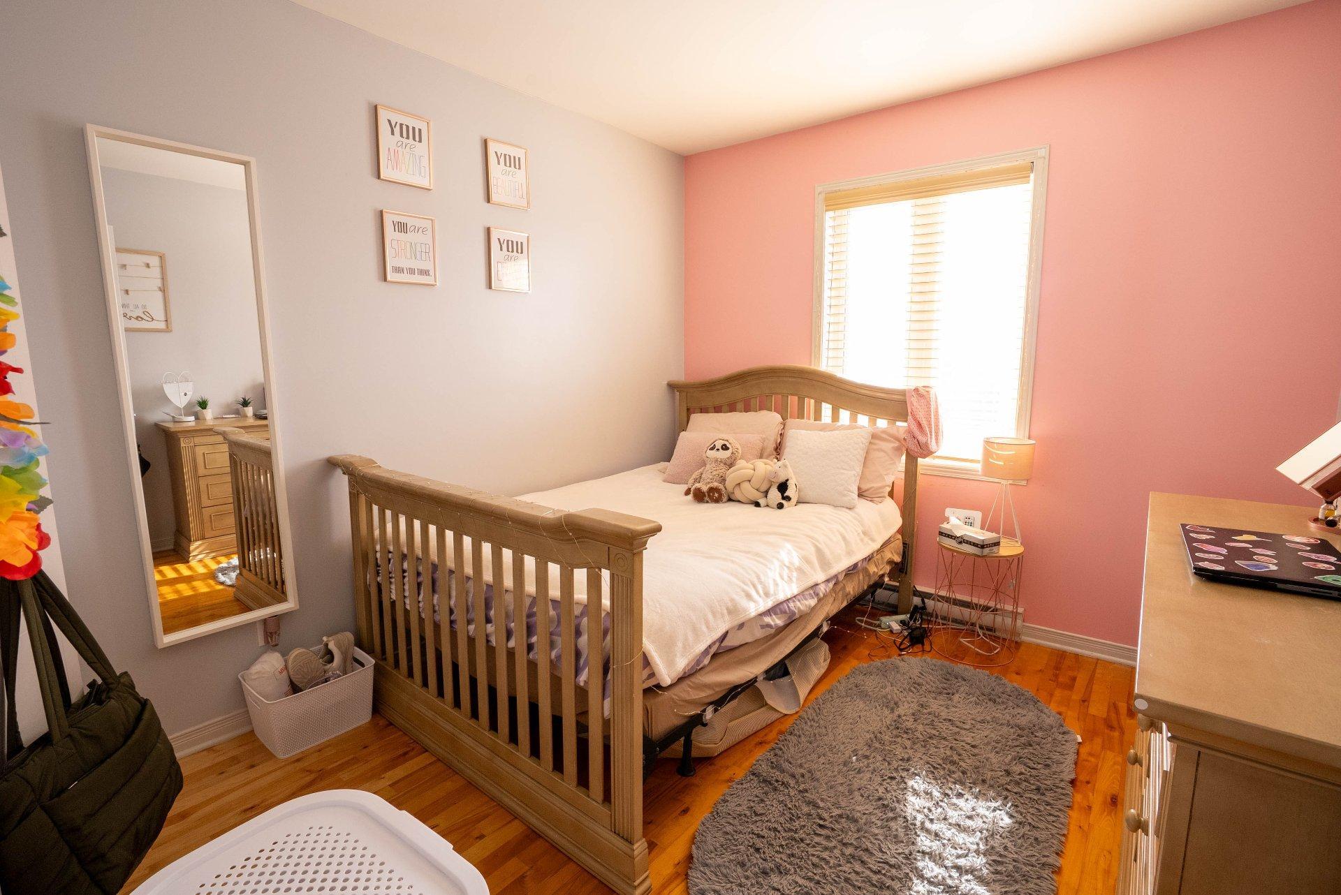 









933


Av. Marc-Aurèle-Fortin

,
Laval (Sainte-Rose),




QC
H7L6H7

