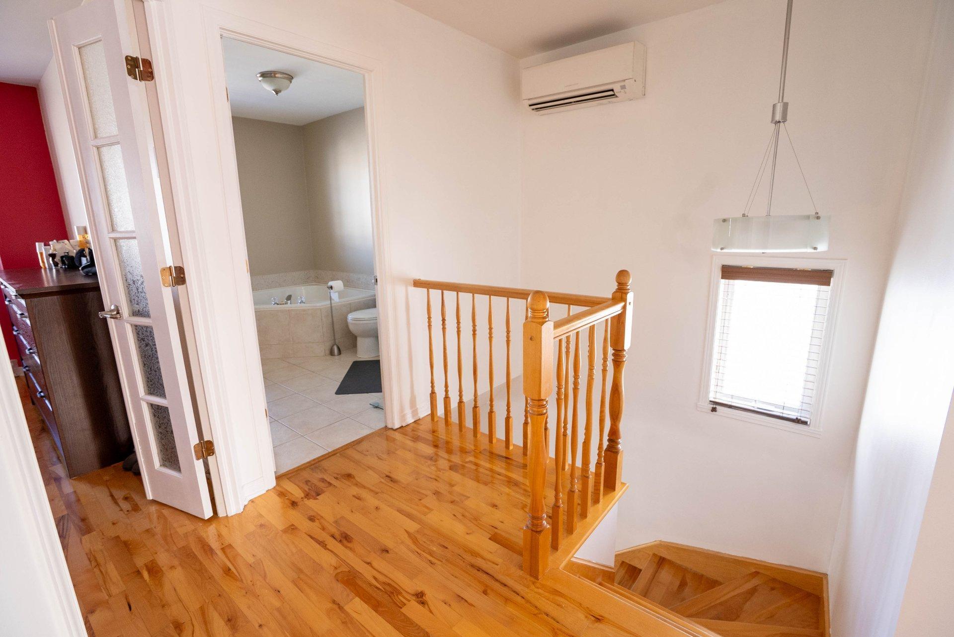 









933


Av. Marc-Aurèle-Fortin

,
Laval (Sainte-Rose),




QC
H7L6H7

