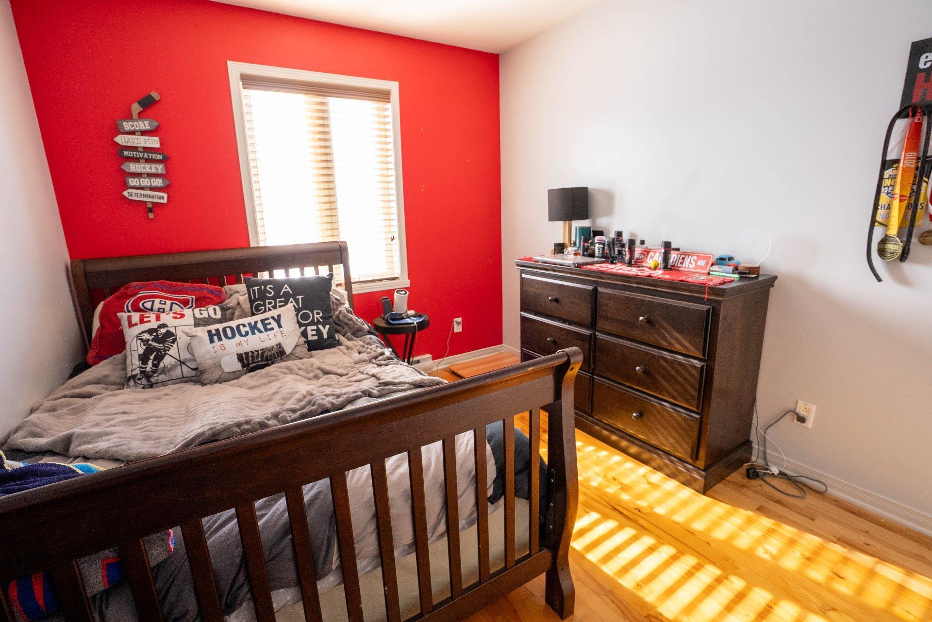 









933


Av. Marc-Aurèle-Fortin

,
Laval (Sainte-Rose),




QC
H7L6H7

