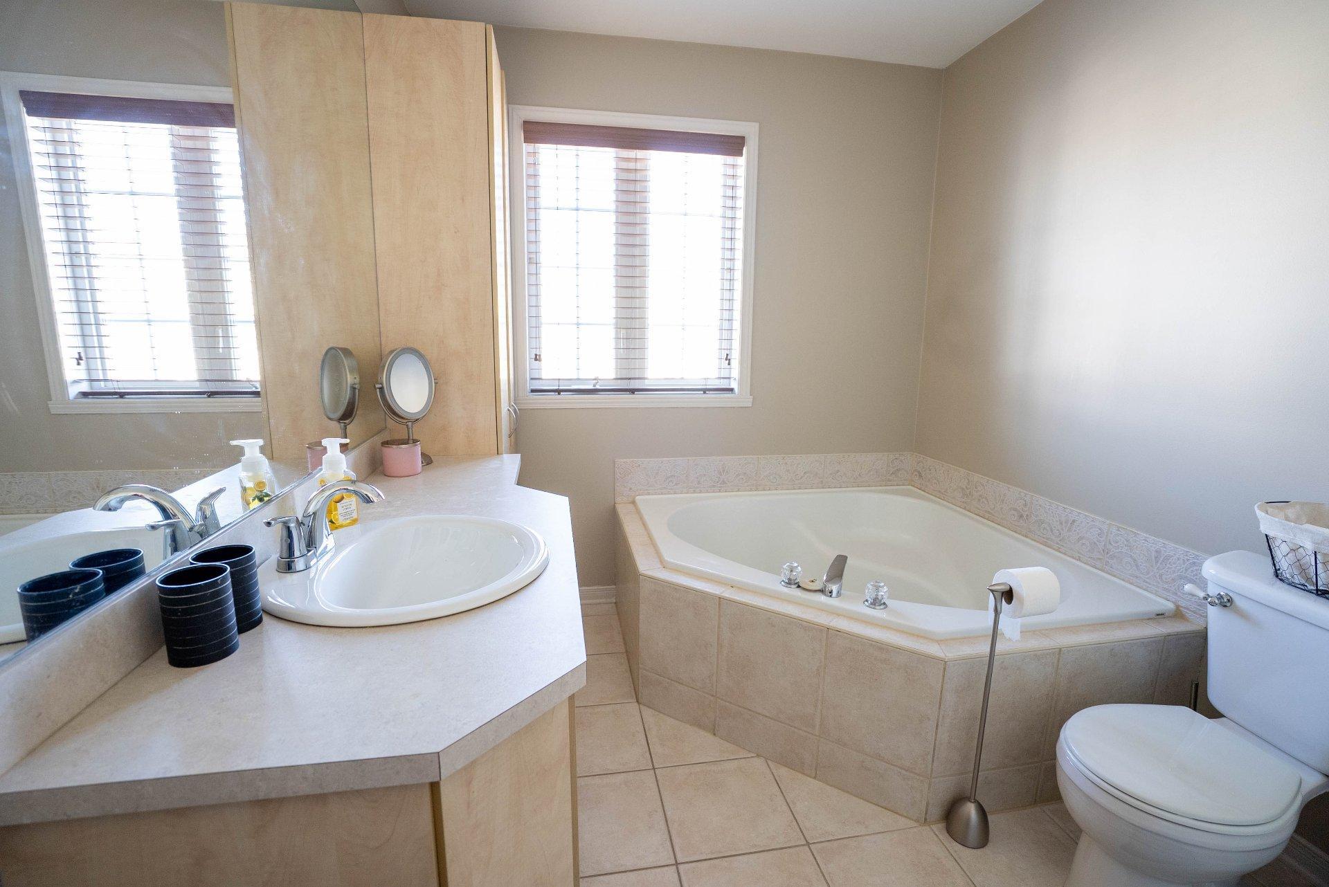 









933


Av. Marc-Aurèle-Fortin

,
Laval (Sainte-Rose),




QC
H7L6H7

