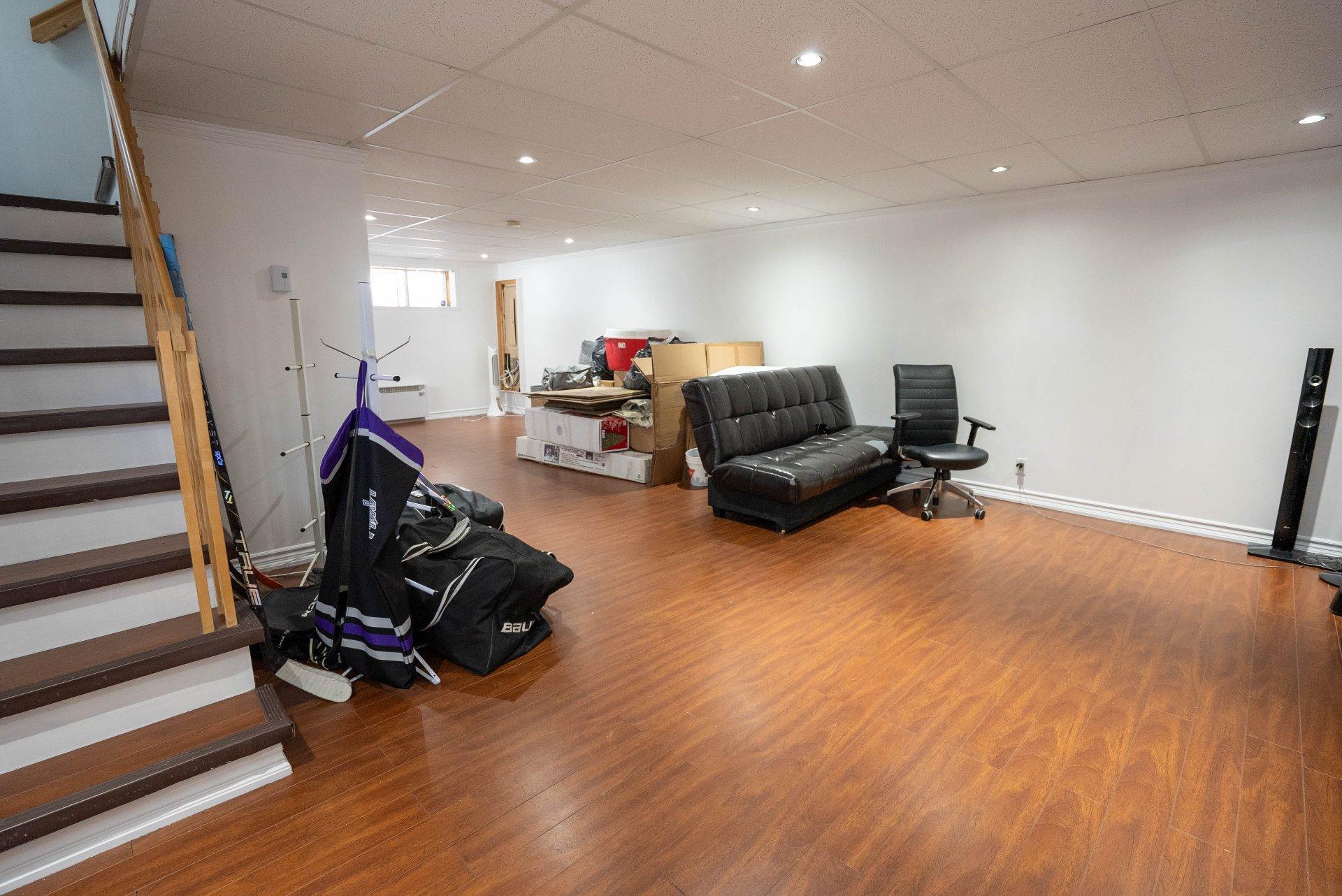 









933


Av. Marc-Aurèle-Fortin

,
Laval (Sainte-Rose),




QC
H7L6H7

