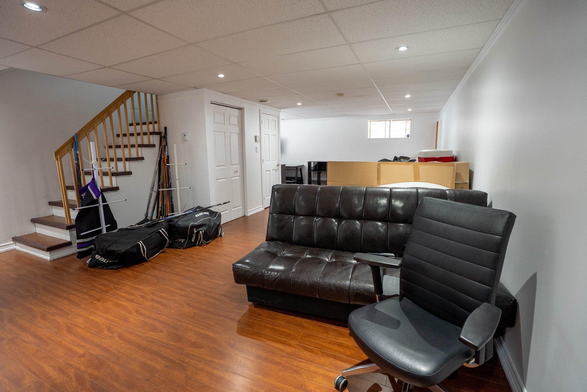 









933


Av. Marc-Aurèle-Fortin

,
Laval (Sainte-Rose),




QC
H7L6H7

