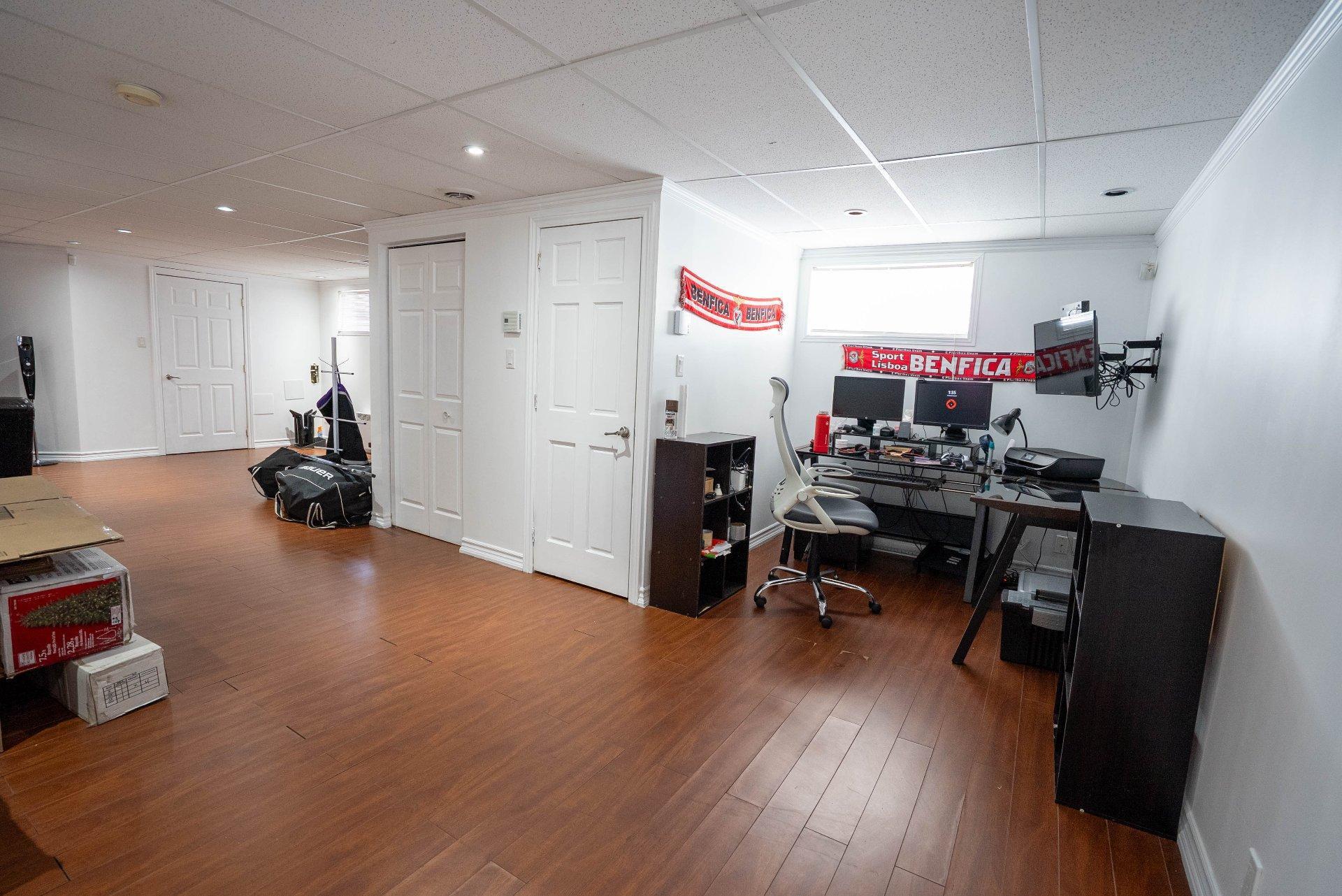 









933


Av. Marc-Aurèle-Fortin

,
Laval (Sainte-Rose),




QC
H7L6H7

