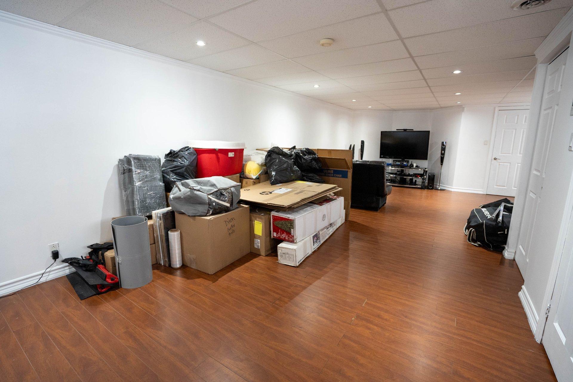 









933


Av. Marc-Aurèle-Fortin

,
Laval (Sainte-Rose),




QC
H7L6H7

