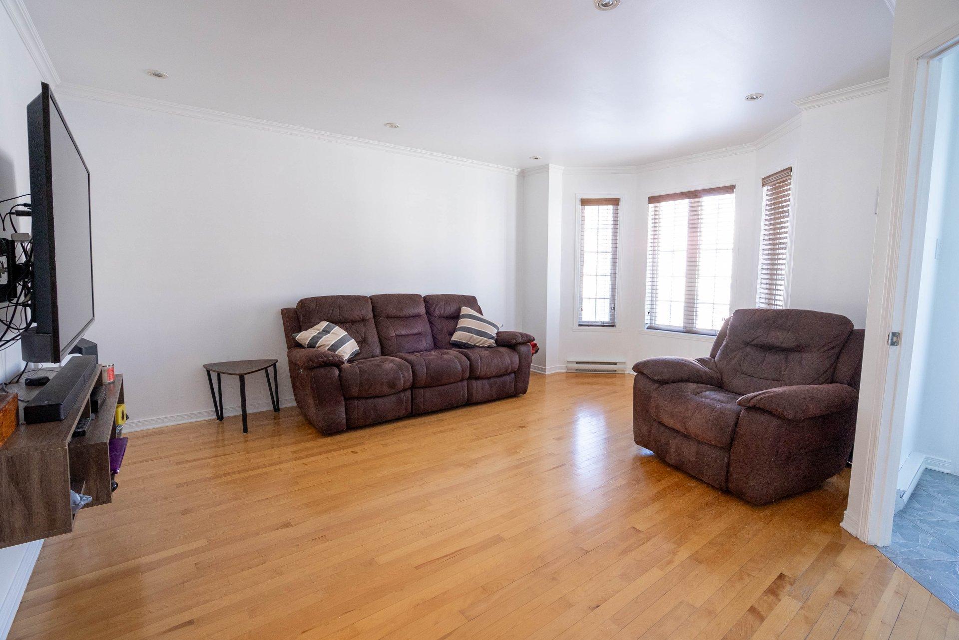 









933


Av. Marc-Aurèle-Fortin

,
Laval (Sainte-Rose),




QC
H7L6H7

