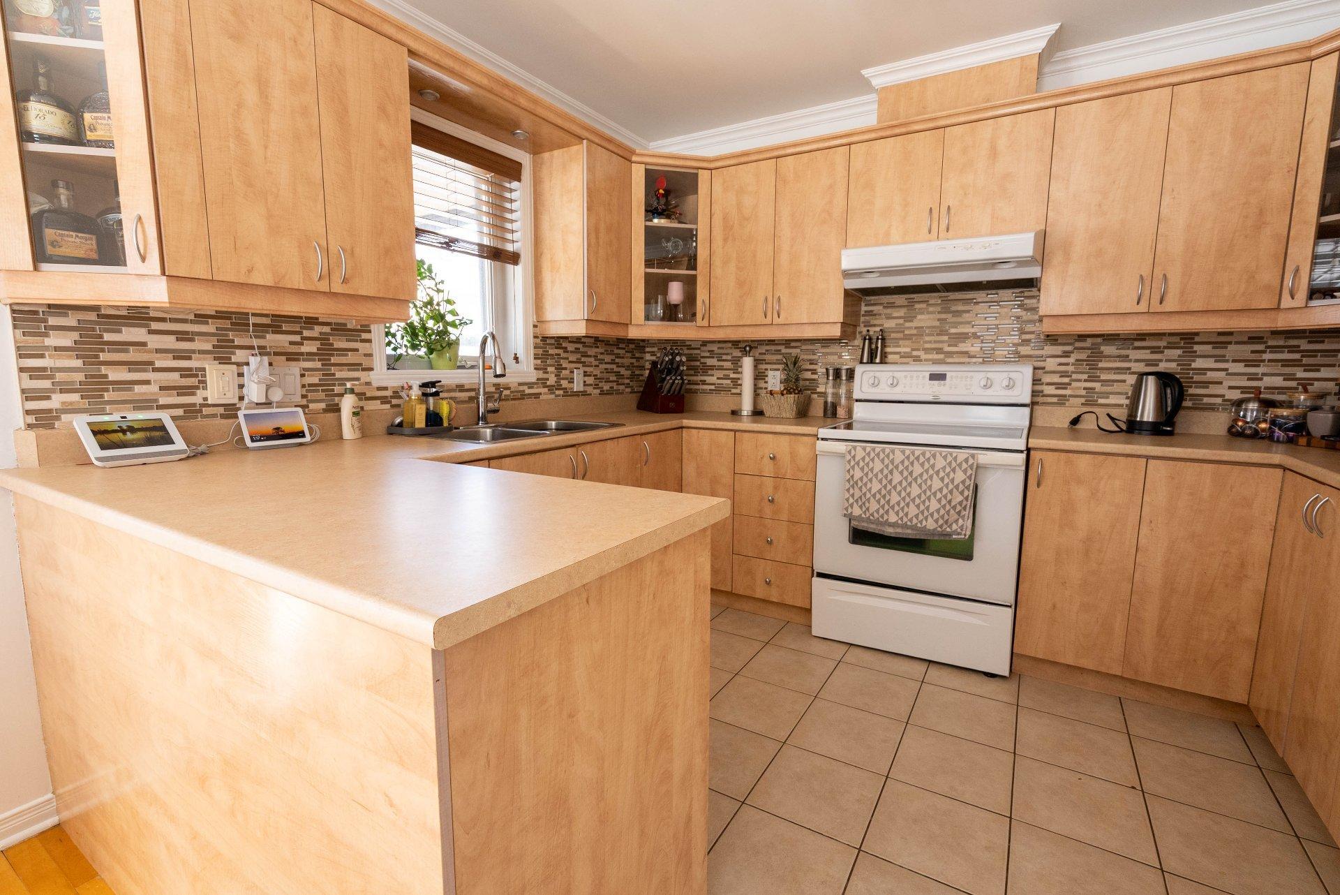 









933


Av. Marc-Aurèle-Fortin

,
Laval (Sainte-Rose),




QC
H7L6H7

