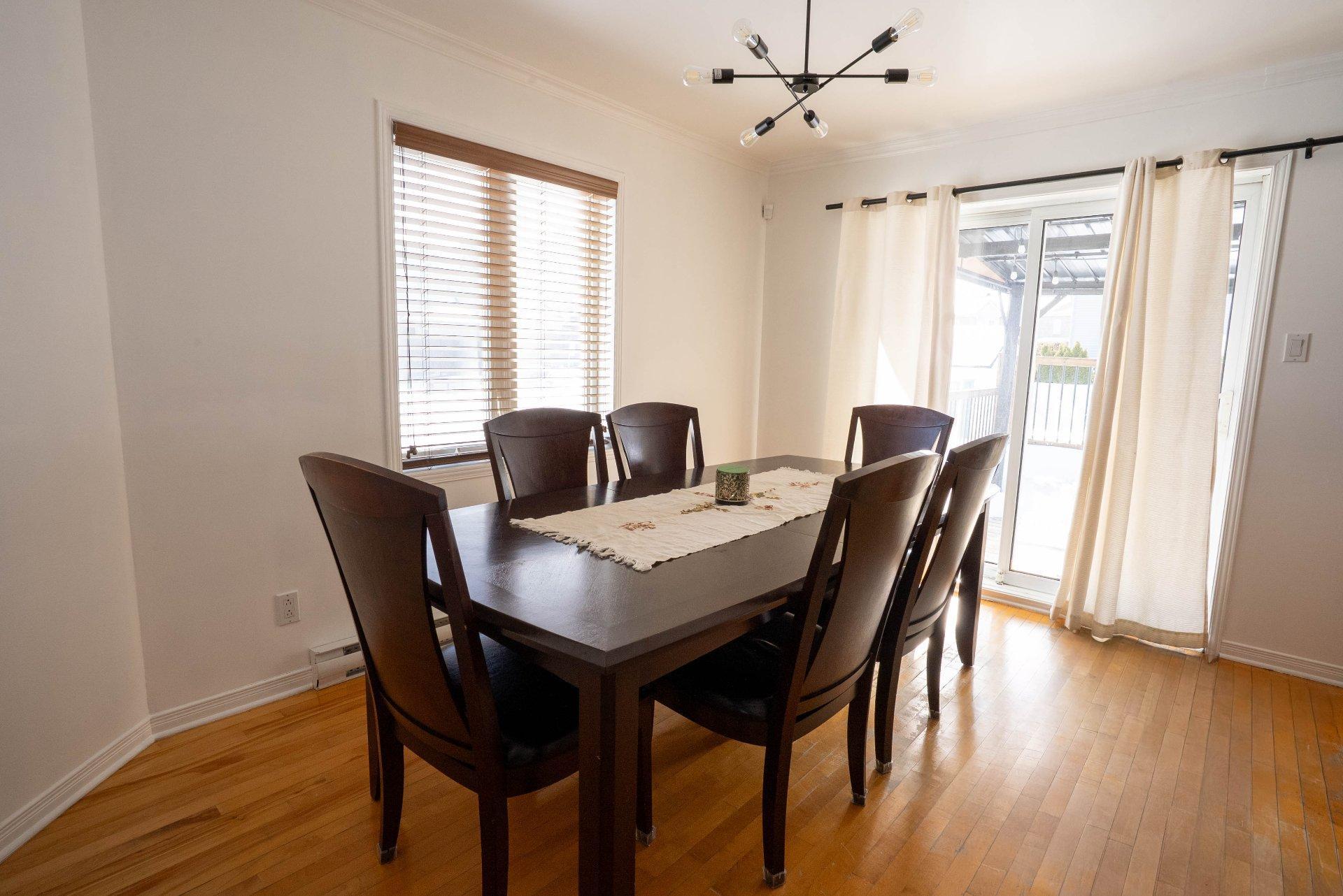 









933


Av. Marc-Aurèle-Fortin

,
Laval (Sainte-Rose),




QC
H7L6H7

