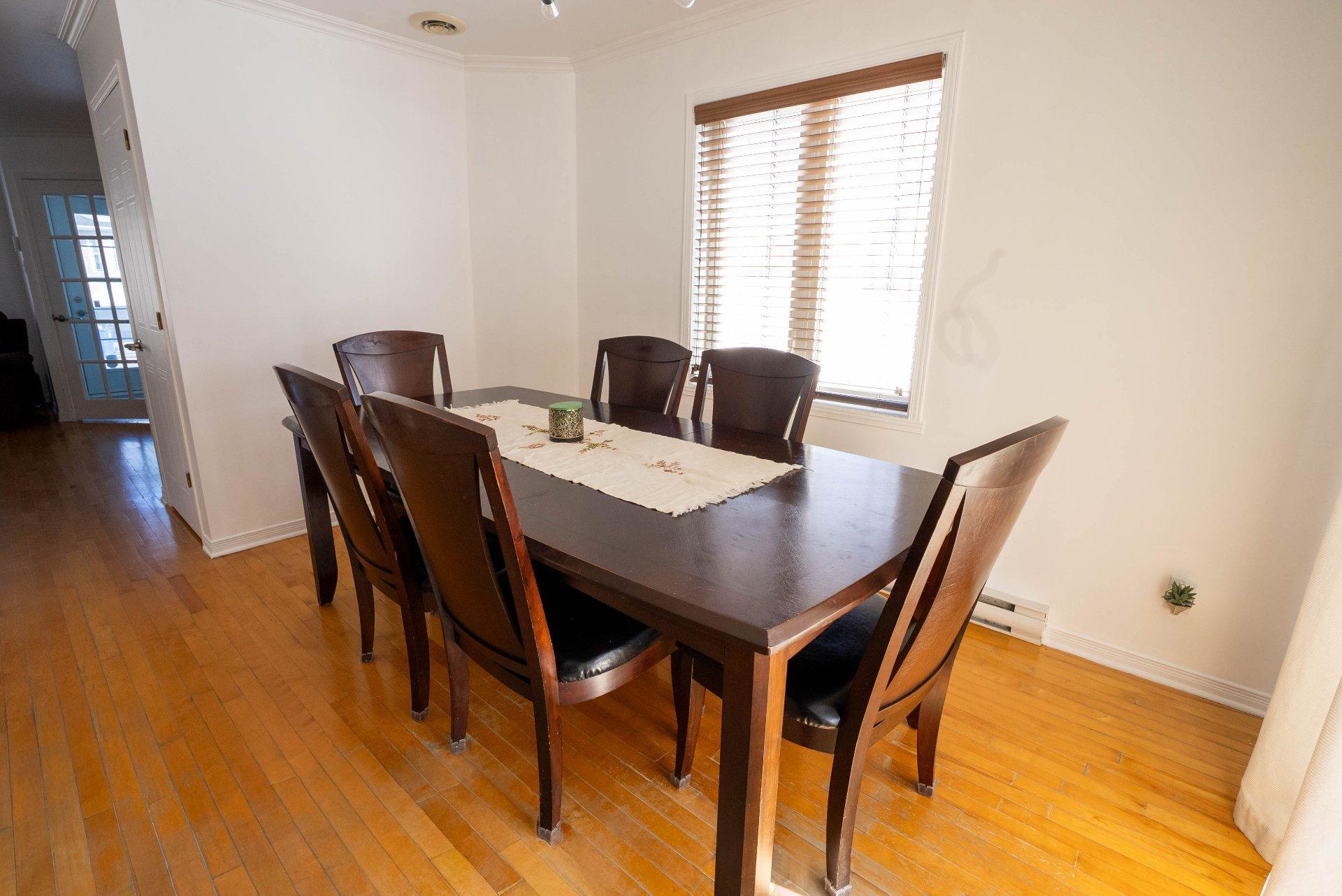 









933


Av. Marc-Aurèle-Fortin

,
Laval (Sainte-Rose),




QC
H7L6H7

