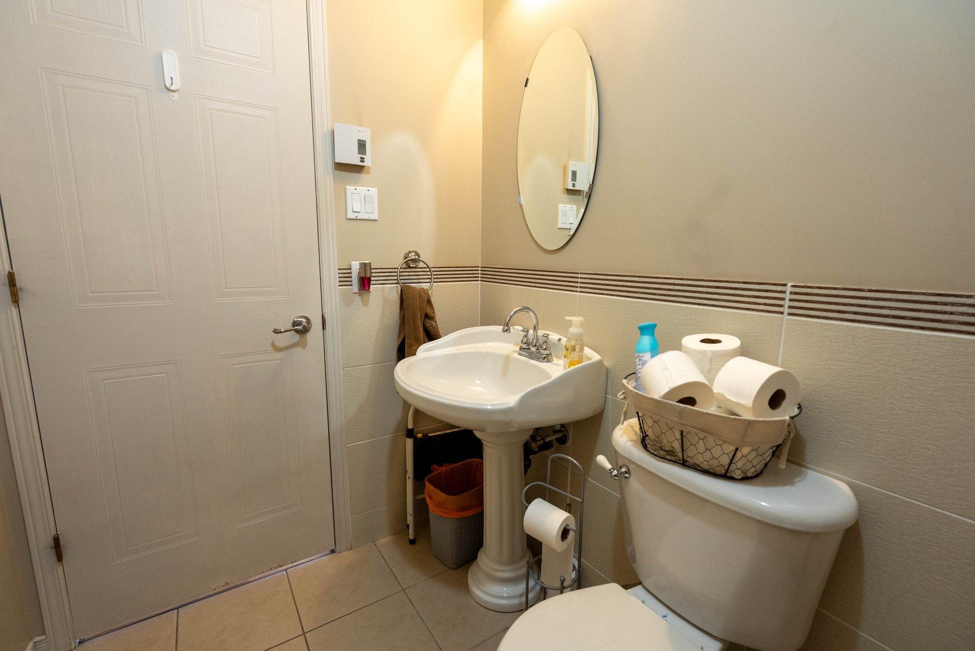 









933


Av. Marc-Aurèle-Fortin

,
Laval (Sainte-Rose),




QC
H7L6H7

