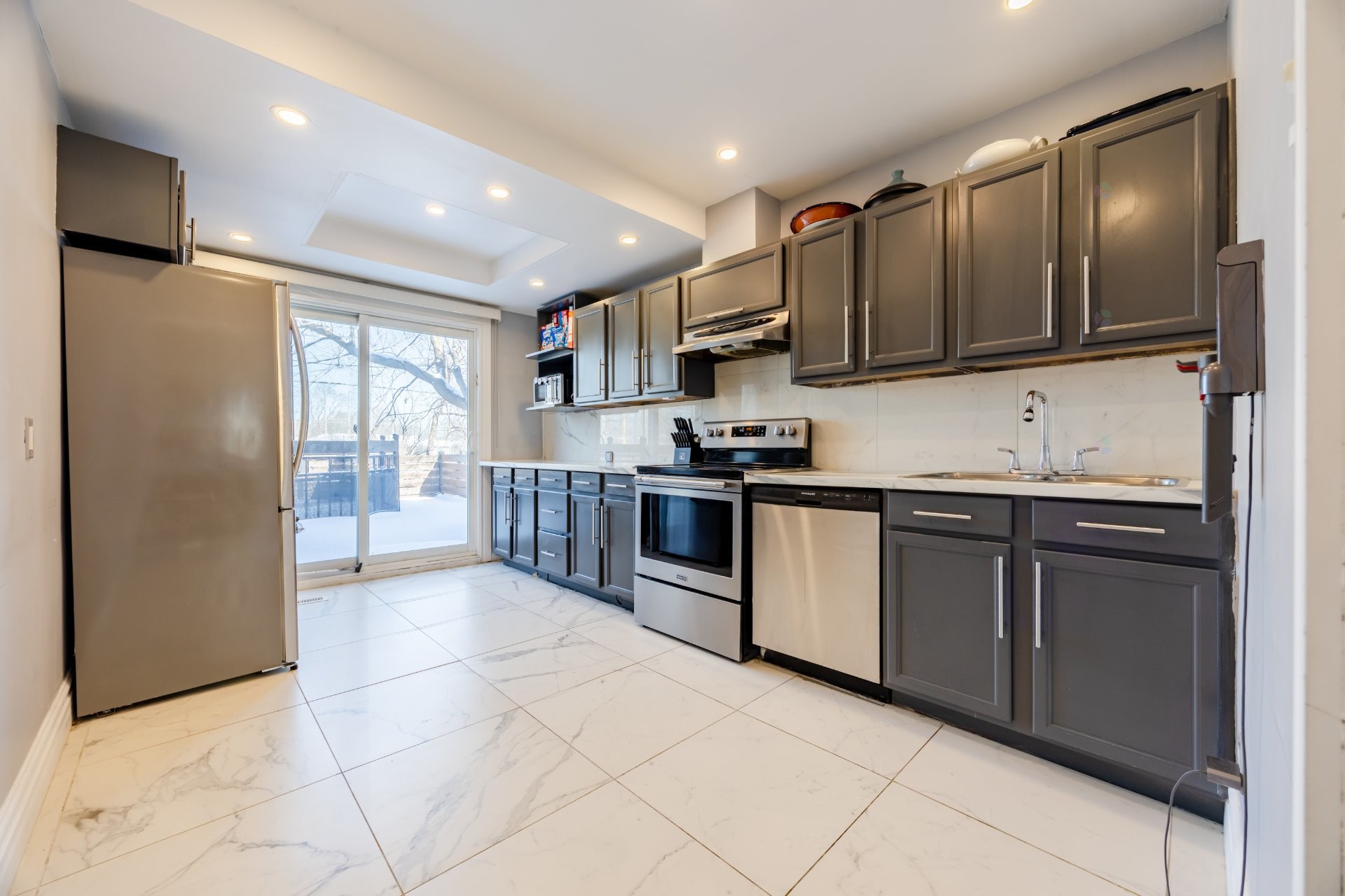 









5741


Av. Blossom

,
Côte-Saint-Luc,




QC
H4W2T2

