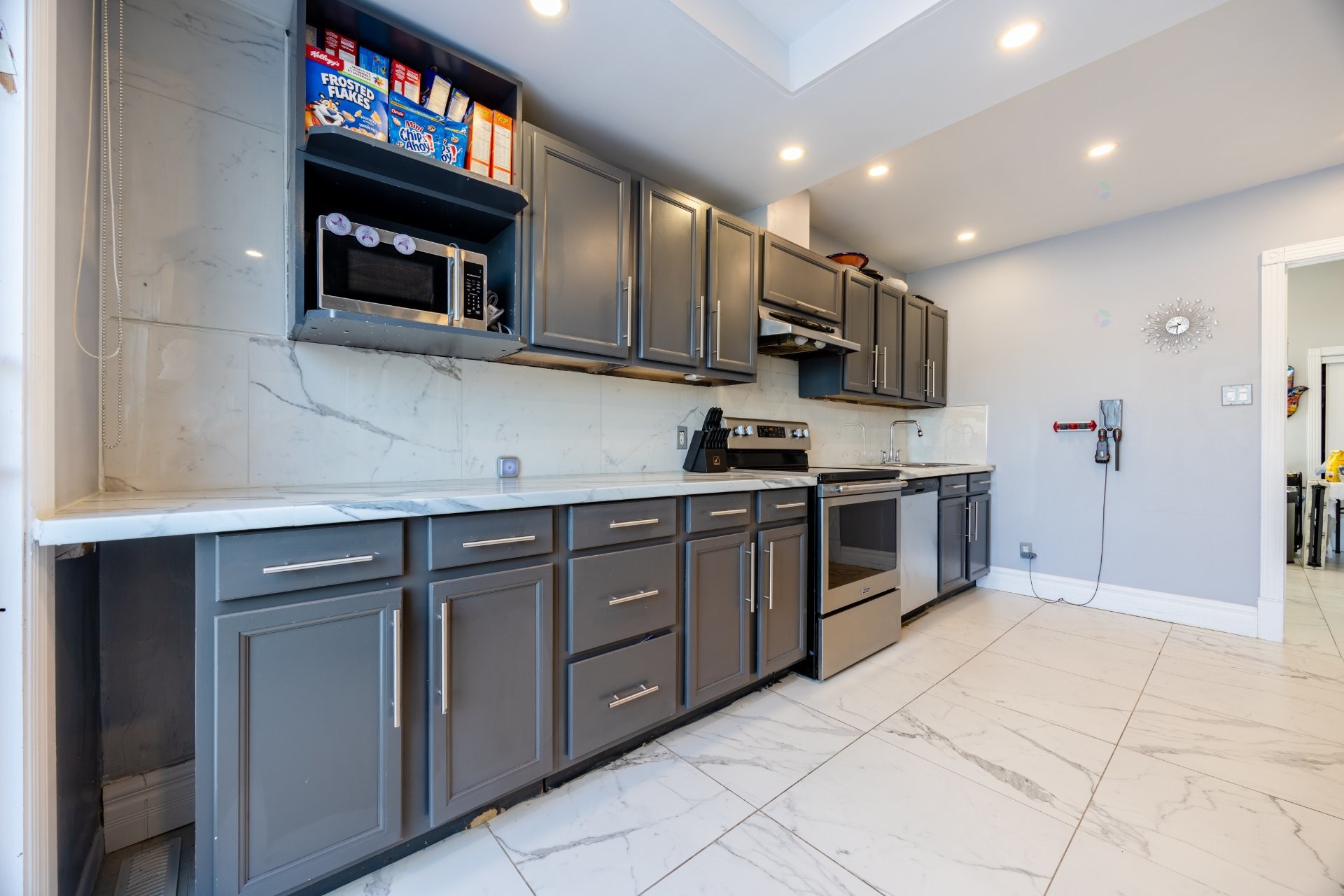 









5741


Av. Blossom

,
Côte-Saint-Luc,




QC
H4W2T2

