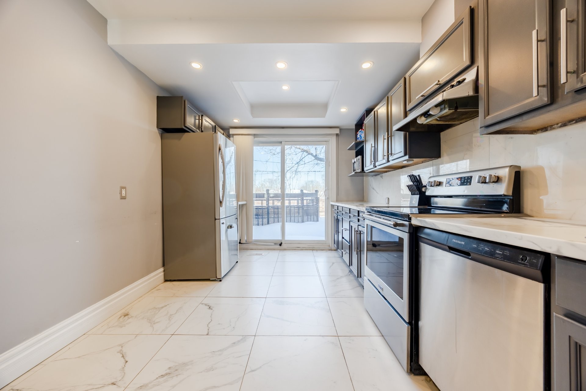 









5741


Av. Blossom

,
Côte-Saint-Luc,




QC
H4W2T2

