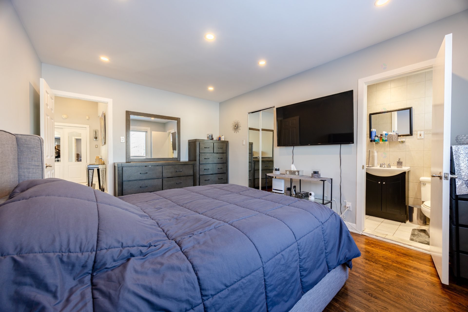 









5741


Av. Blossom

,
Côte-Saint-Luc,




QC
H4W2T2

