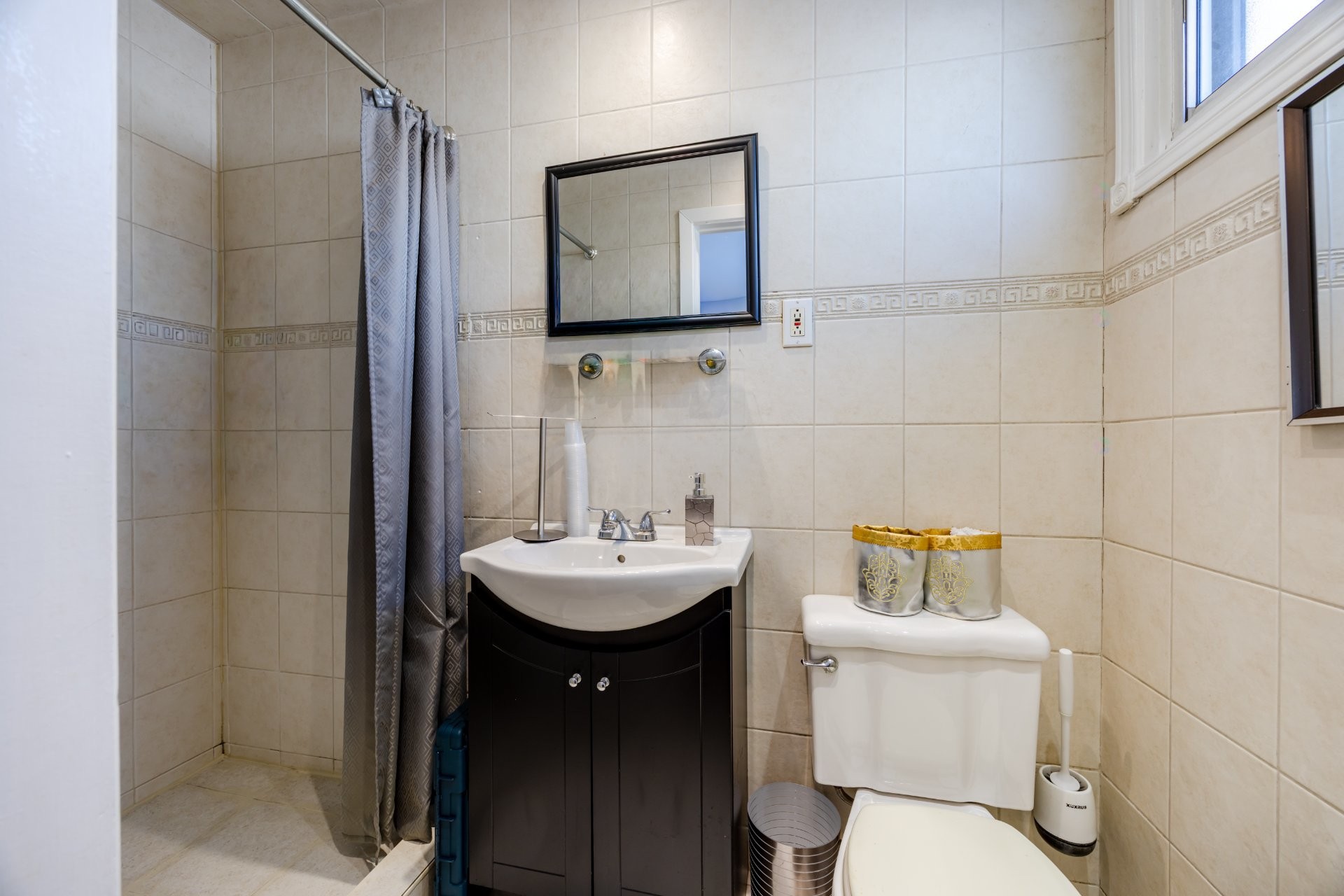 









5741


Av. Blossom

,
Côte-Saint-Luc,




QC
H4W2T2

