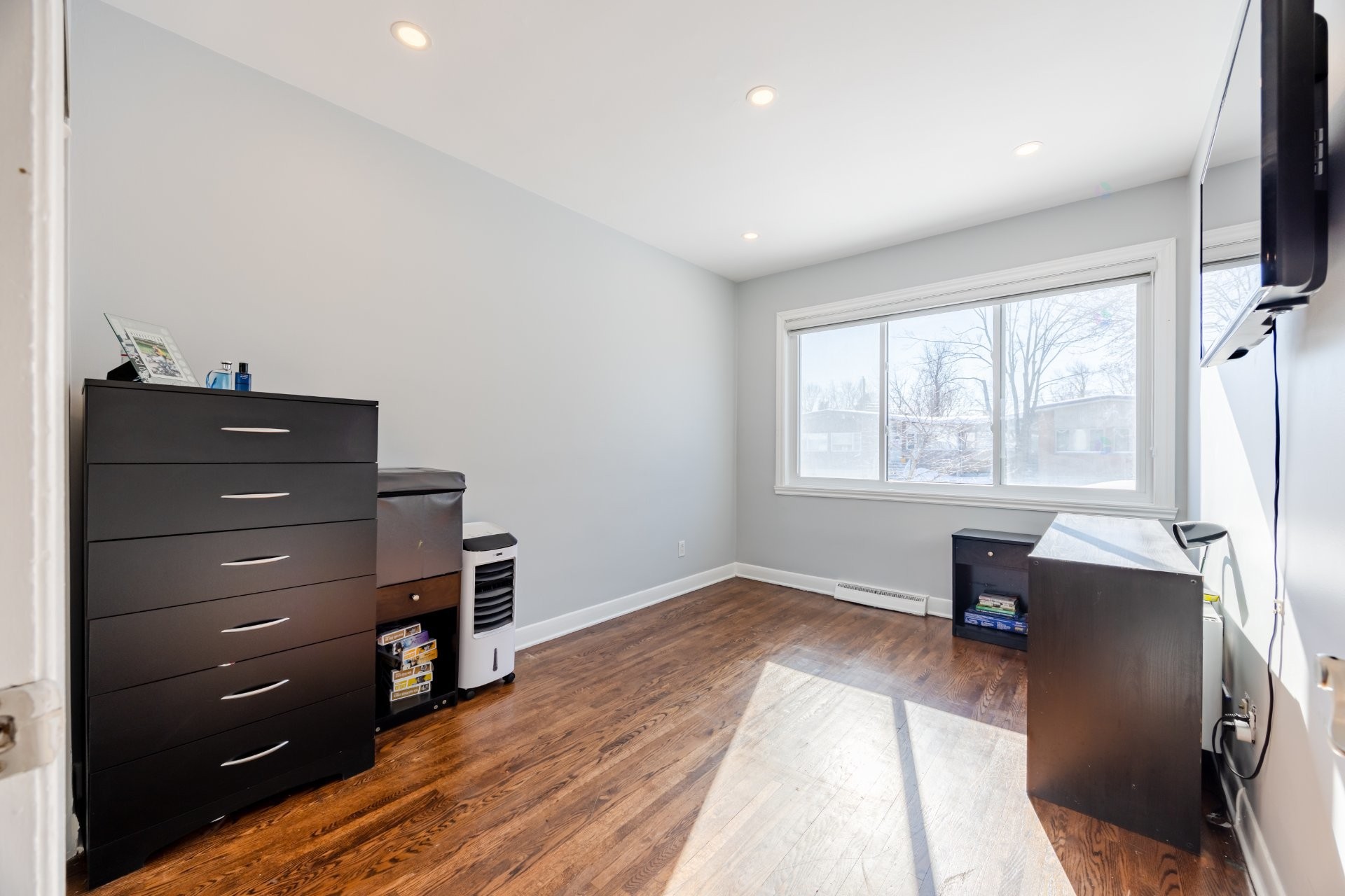 









5741


Av. Blossom

,
Côte-Saint-Luc,




QC
H4W2T2

