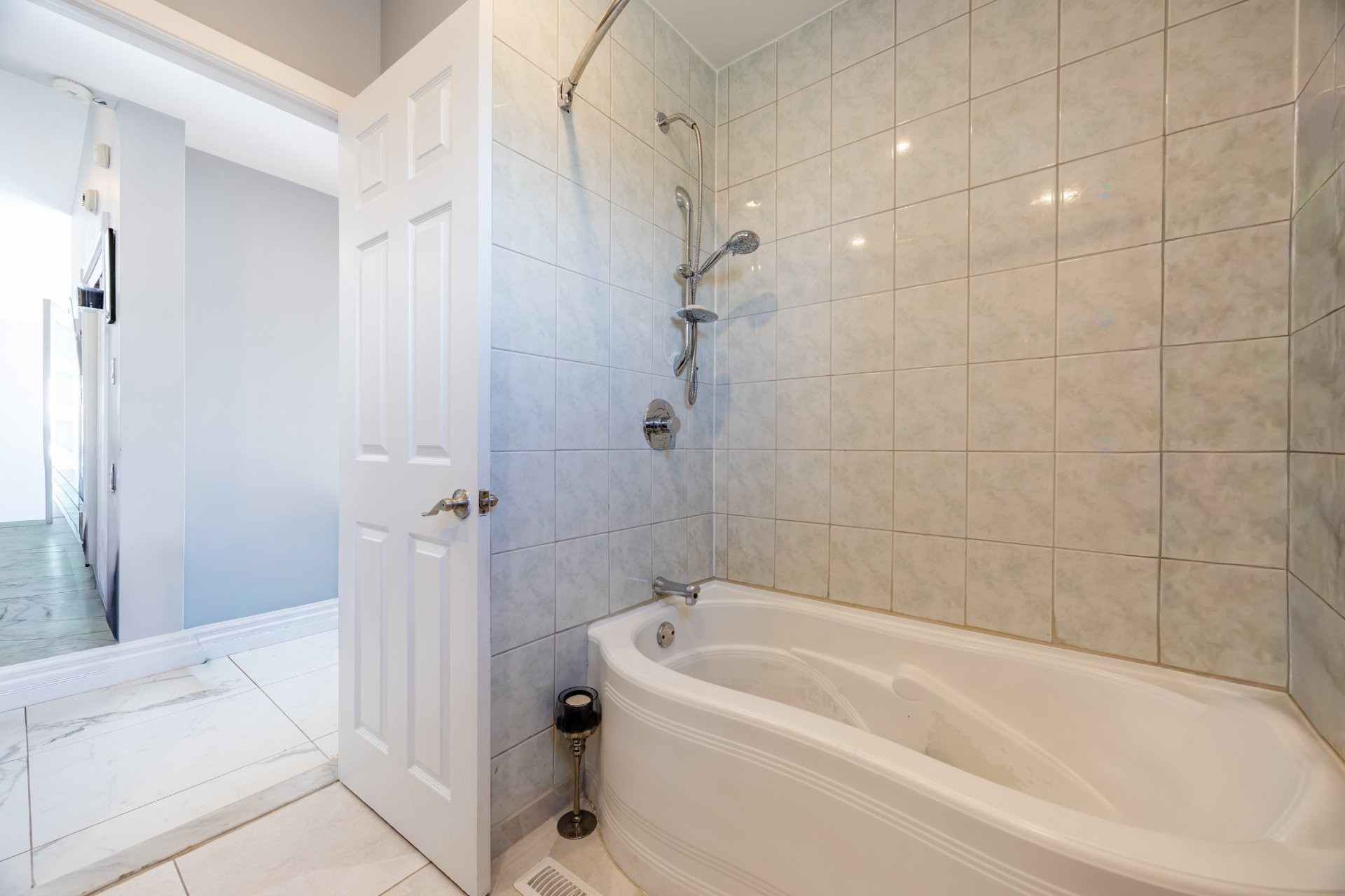 









5741


Av. Blossom

,
Côte-Saint-Luc,




QC
H4W2T2

