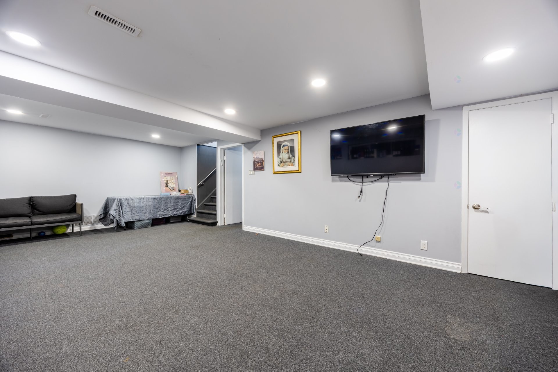 









5741


Av. Blossom

,
Côte-Saint-Luc,




QC
H4W2T2

